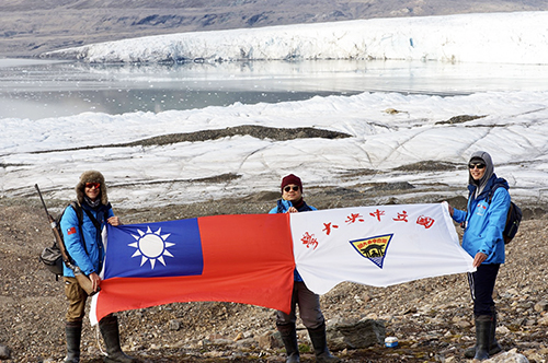 中央大學北極探索隊在克服疫情下的重重關卡，總算首次以臺灣團隊的方式，成功進入北極圈展開跨領域整合性研究。照片地科學院提供