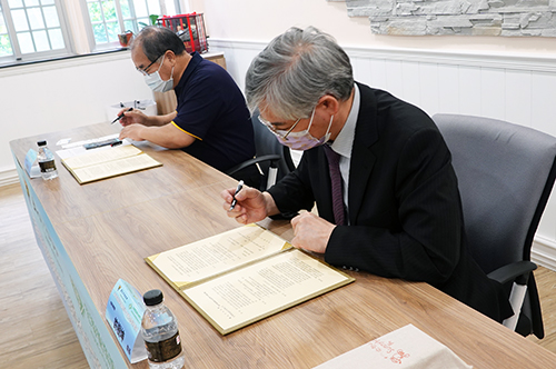中央大學地科學院許樹坤院長（右）與宏華營造陳宗邦總經理（左）簽署產學合作備忘錄。葉姍霈攝