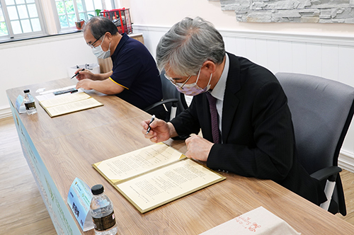 中央大學地科學院許樹坤院長(右)與宏華營造陳宗邦總經理(左)簽署產學合作備忘錄。葉姍霈攝