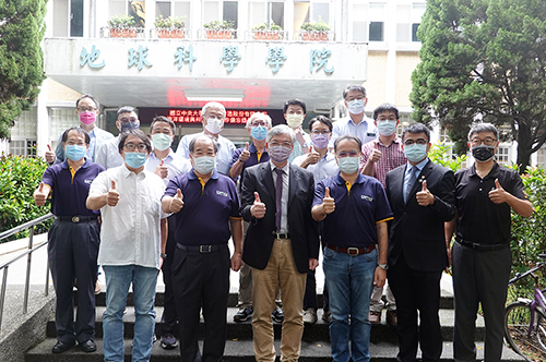 中央大學地科學院、宏華營造產學攜手合作,與會者共同合影。葉姍霈攝