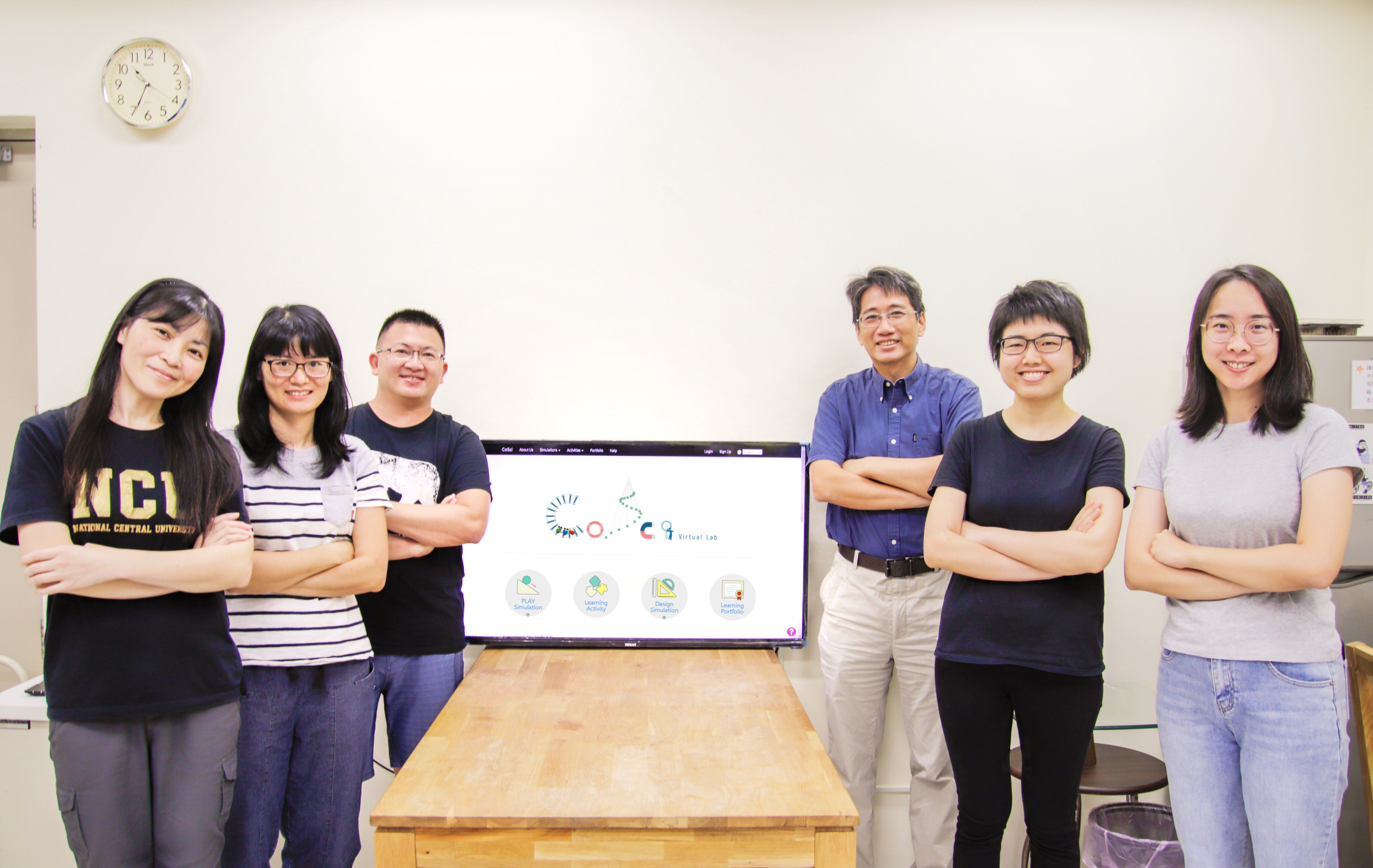 中央大學劉晨鐘講座教授帶領資工系團隊打造CoSci物理虛擬實驗室,即便無法實際操作實驗器材,也能透過線上模擬的方式建立完整的科學知識。陳薏安攝。