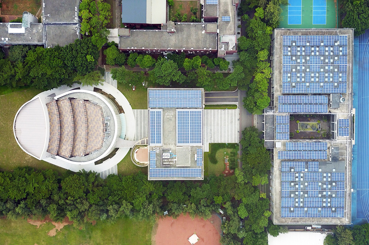 中央大學打造友善綠色校園，在館舍樓頂設置太陽光電板，為地球永續發展盡一份心力。照片總務處營繕組提供
