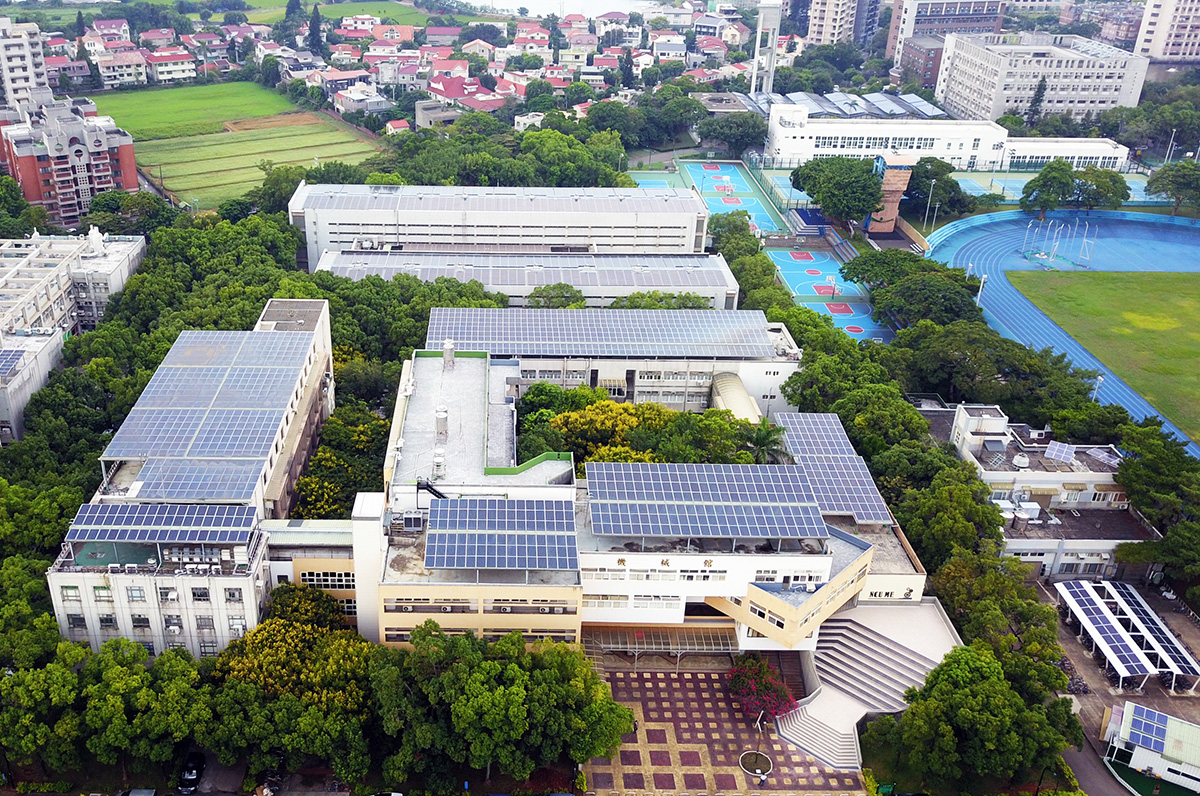 中央大學太陽光電之設置總面積達2,642峰瓩 (kWp) ，為友善地球綠色指標學校之一。照片總務處營繕組提供