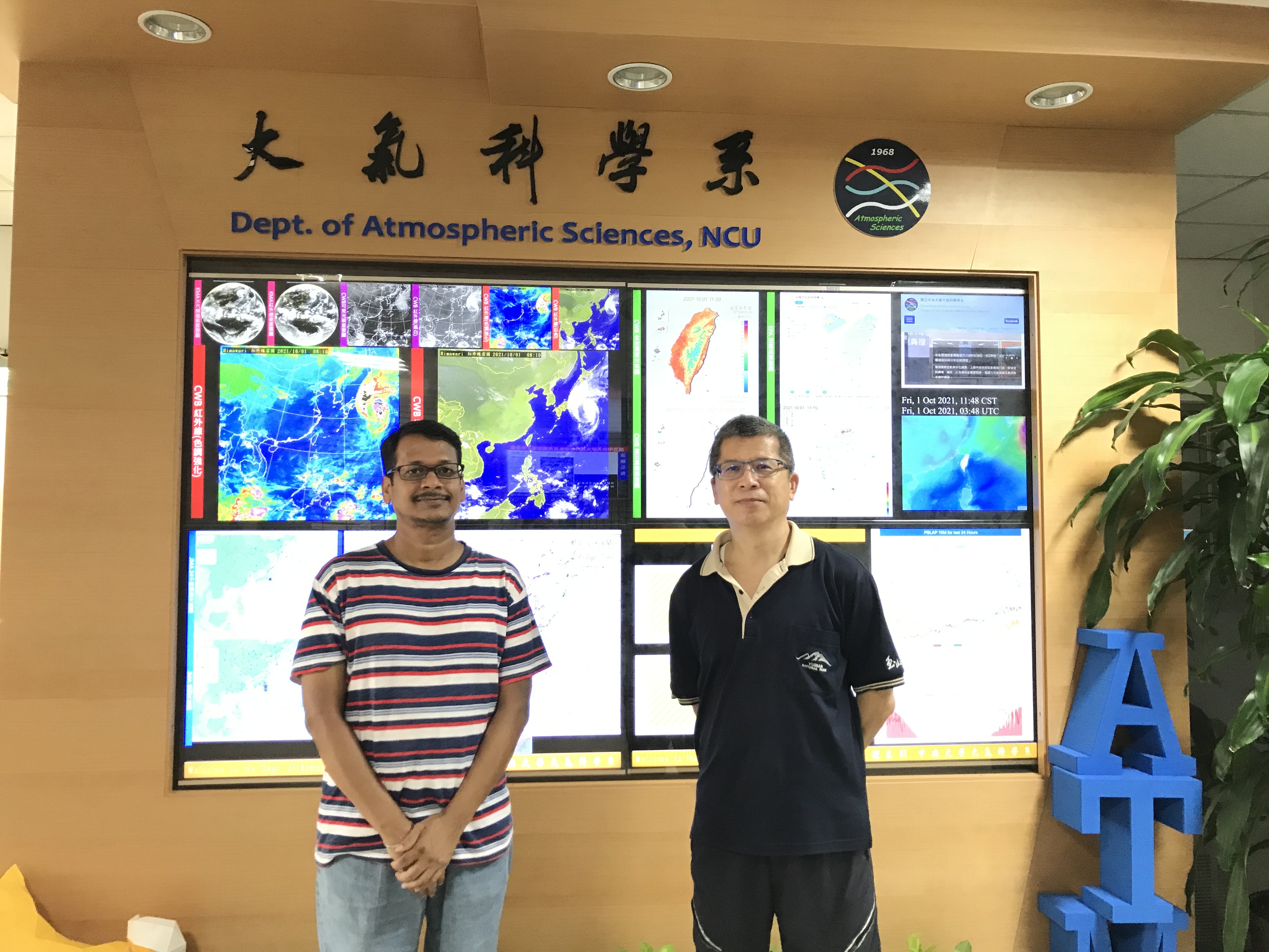 中央大學大氣系團隊在 2020年發表的研究指出，北東南亞減少黑炭排放有效降低氣候危害及健康風險。左為大氣系助理研究員彭祥博士 (Dr. Shantanu Kumar Pani)，右為大氣系特聘教授林能暉。照片大氣系提供。