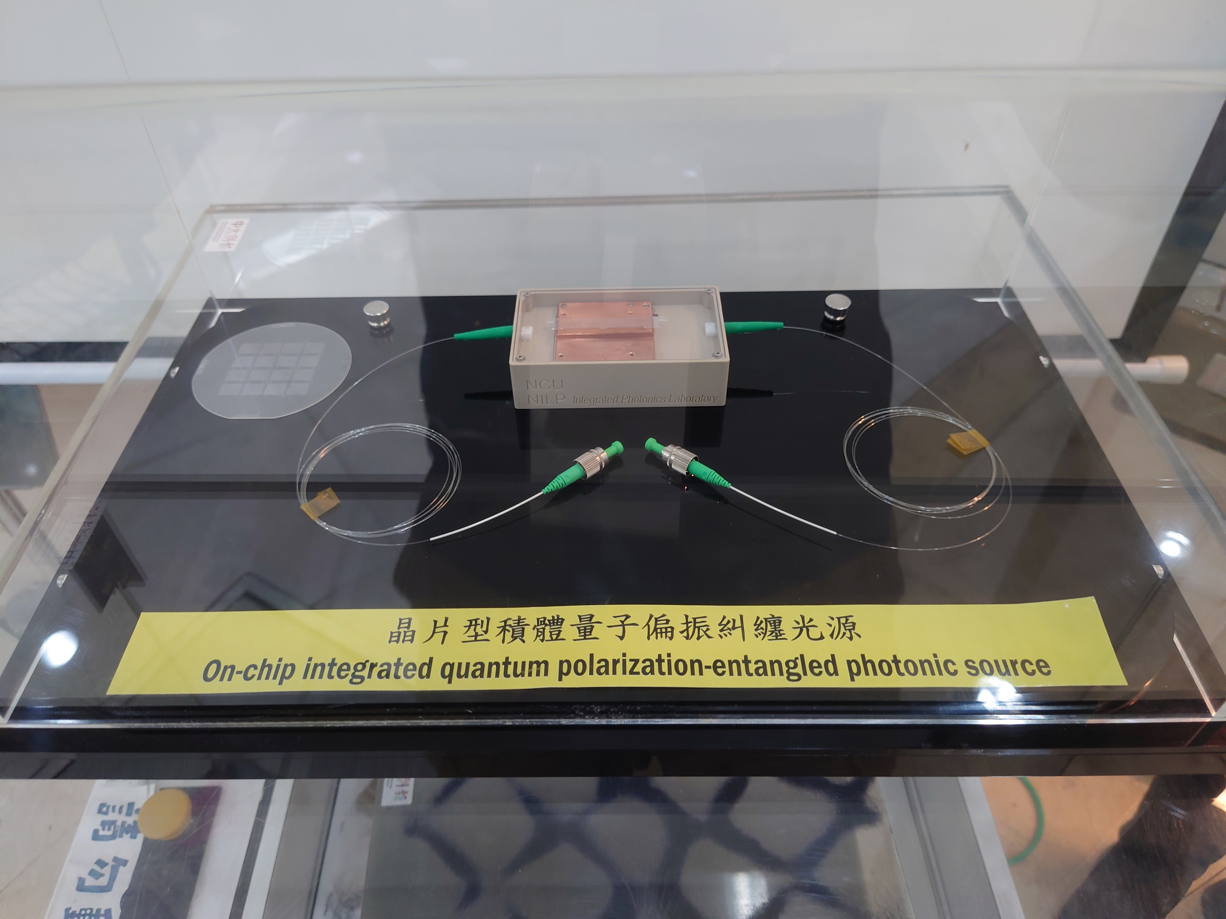現場展示晶片型積體量子偏振糾纏光源樣品。照片科教中心提供。