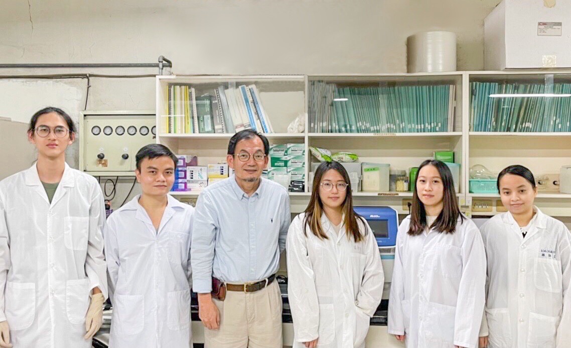 陳文逸教授所帶領的化材系團隊以創新研究成果，帶領台灣醫療產業走向精準醫療。照片化材系提供。