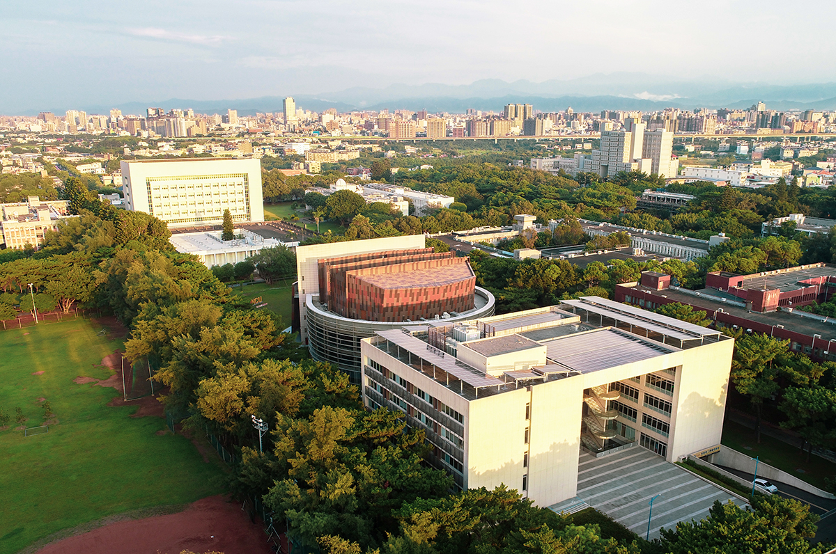 中央大學教學研究綜合大樓，一方一圓相輝映，並在學校縱軸線上，具重要的建築地位。照片秘書室提供