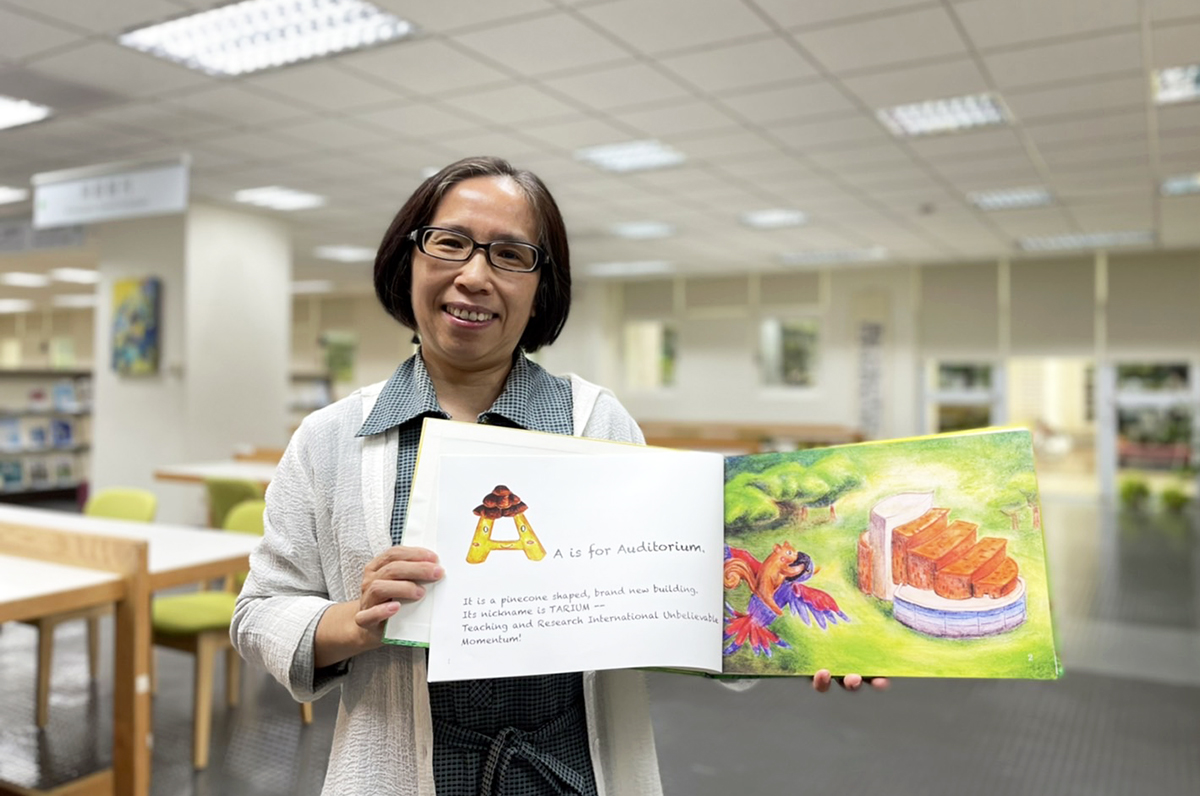 由中央大學語言中心劉愛萍老師帶領學生創作的《ABCBookofNCU》英文繪本,透過26個字母,將中大特色展露無遺。陳如枝攝