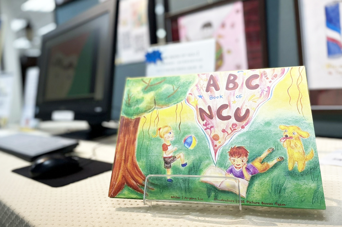 《ABCBookofNCU》英文繪本，由中大師生共同創作，原汁原味呈現出中大特色。陳如枝攝