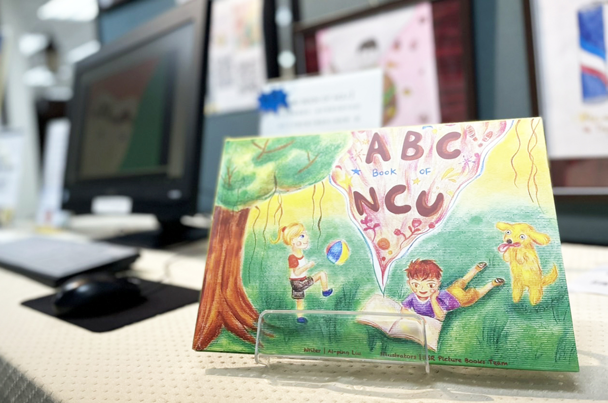 《ABCBookofNCU》英文繪本,由中大師生共同創作,原汁原味呈現出中大特色。陳如枝攝