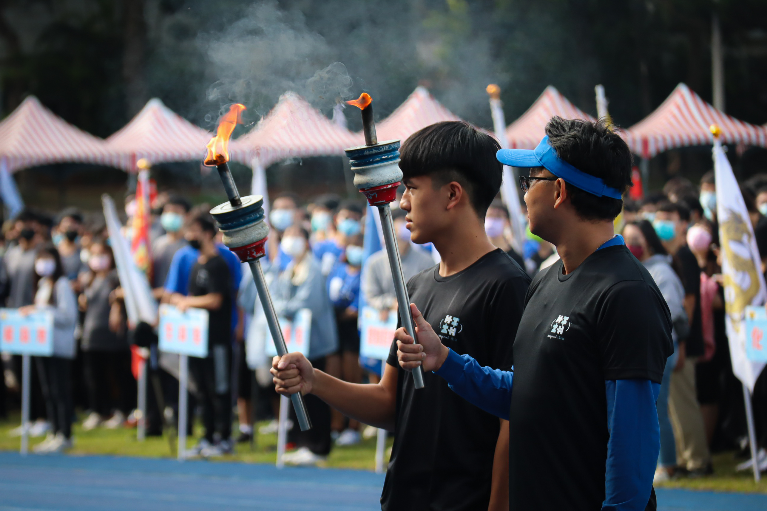 中央大學110學年度校運會熱烈展開，並於開幕式中點燃勝利之火，為接下來的賽事揭開序幕。實習攝影記者王郁惠攝。