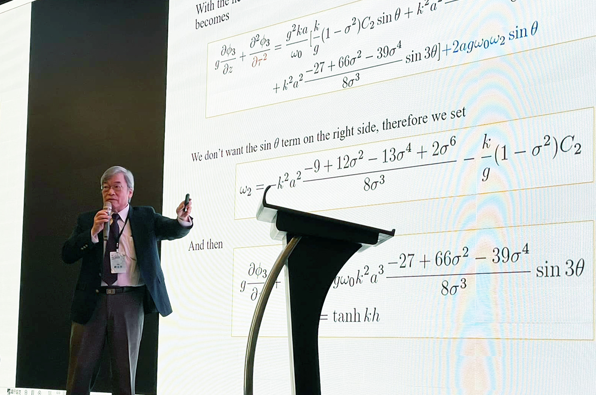 中央研究院院士、中央大學劉立方講座教授介紹最新的波浪非線性理論的五階解。照片水海所提供