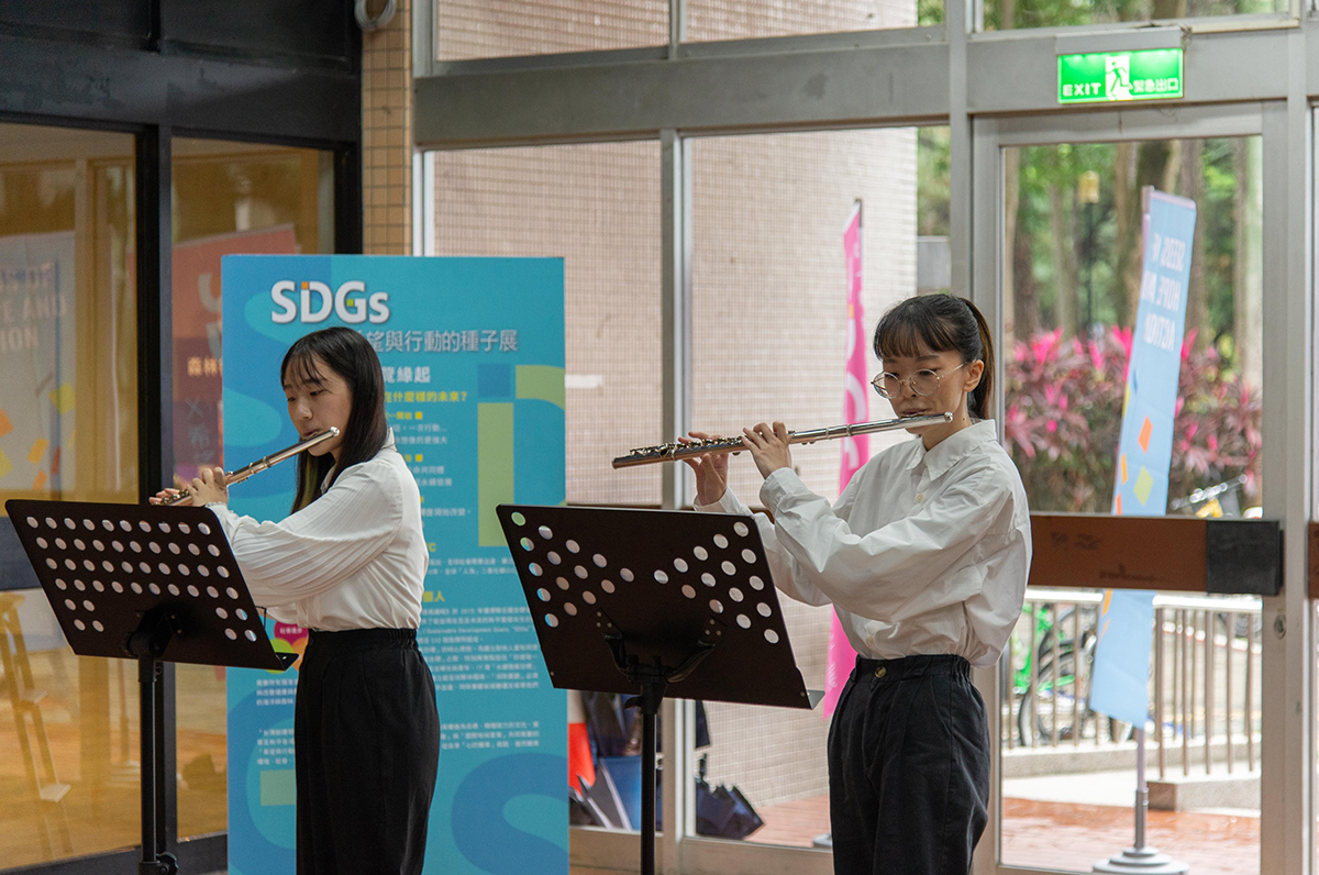 台灣創價學會邀請的天鼓樂團長笛表演，為活動拉開序幕。王俊棠攝