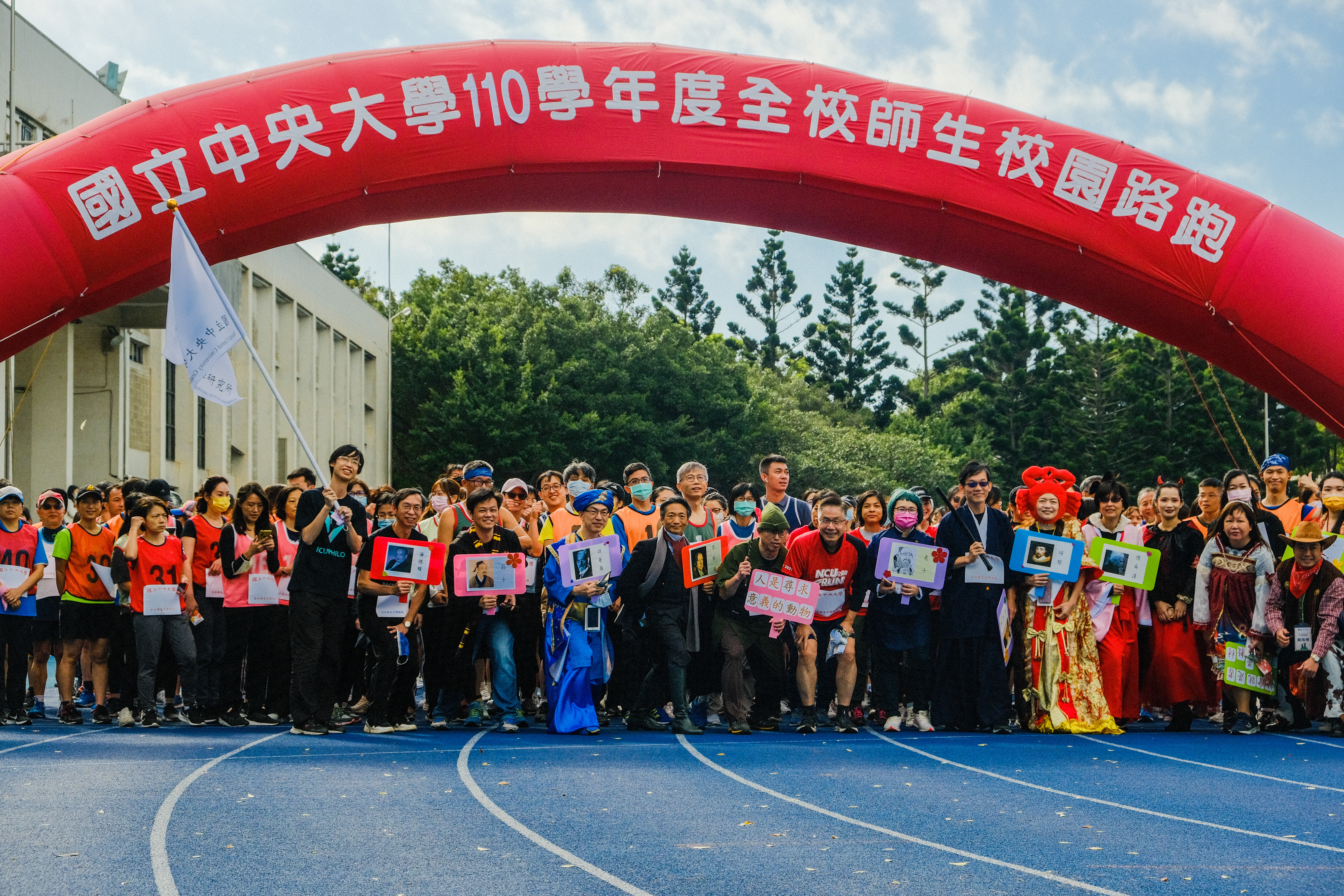 全校師生校園路跑於12月7日上午10時自田徑場司令台前起跑，吸引千名師生參與，熱鬧非凡。校園實習攝影廖旌旭攝。