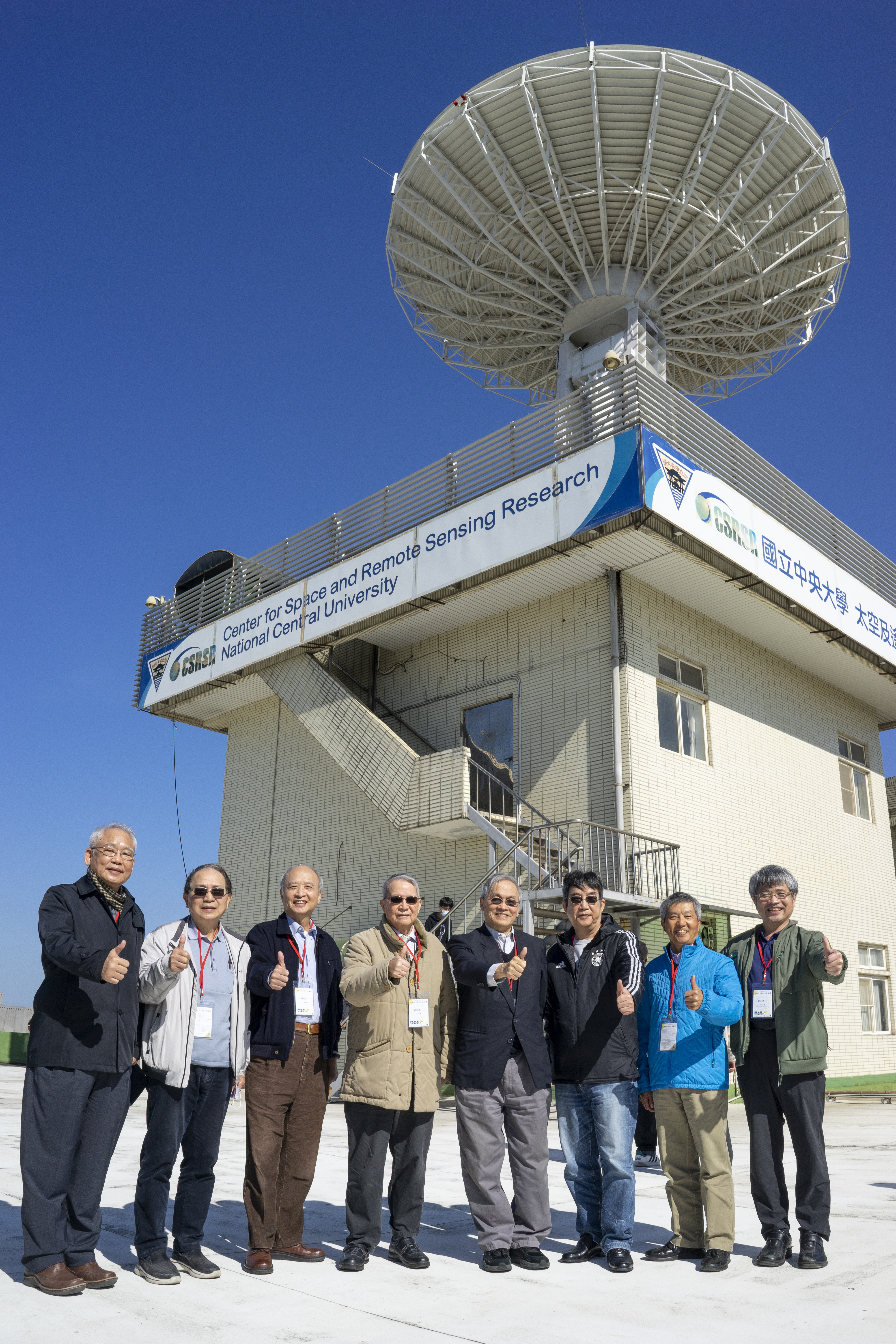 「先期太空科技人員論壇」與會貴賓於太空及遙測研究中心合影留念。左起戴念華教授、馮武雄教授、洪勵吾教授、劉兆漢院士、葉永烜院士、林象新工程師、陳俊勲教授和劉正彥教授。照片天文所提供。