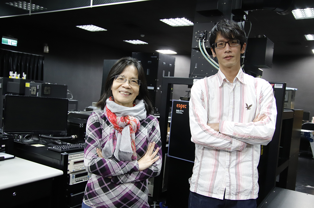 Photo of Prof. Wu and Prof. Chen in the Photovoltaic Efficiency Verification Laboratory at NCU. Photo by Chen Ju-Chih