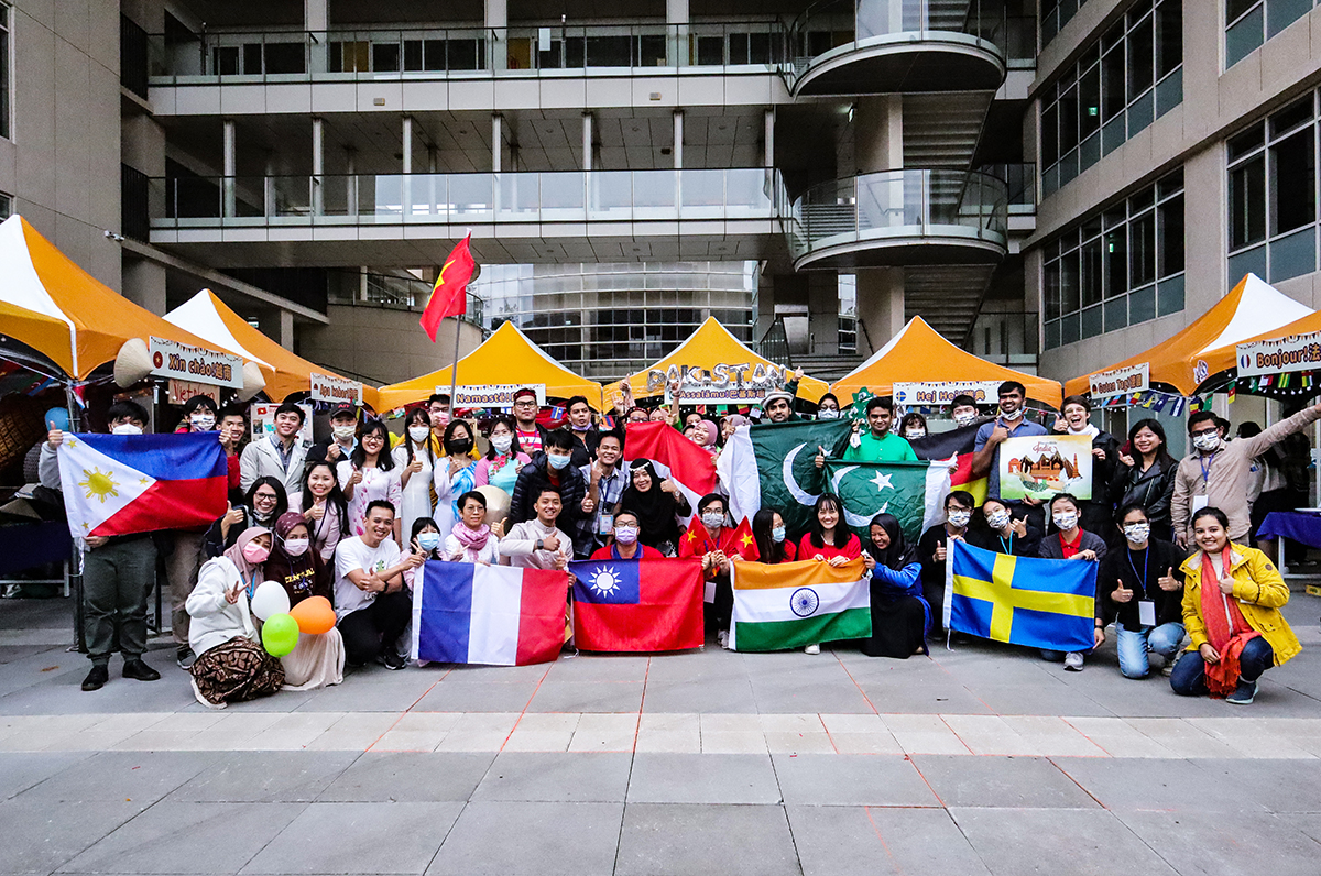 The “International Cultural Day and Study-Abroad Fair” held by the OIA displayed the culture and customs of eight countries. Photo by Yu-Tzu Kuo