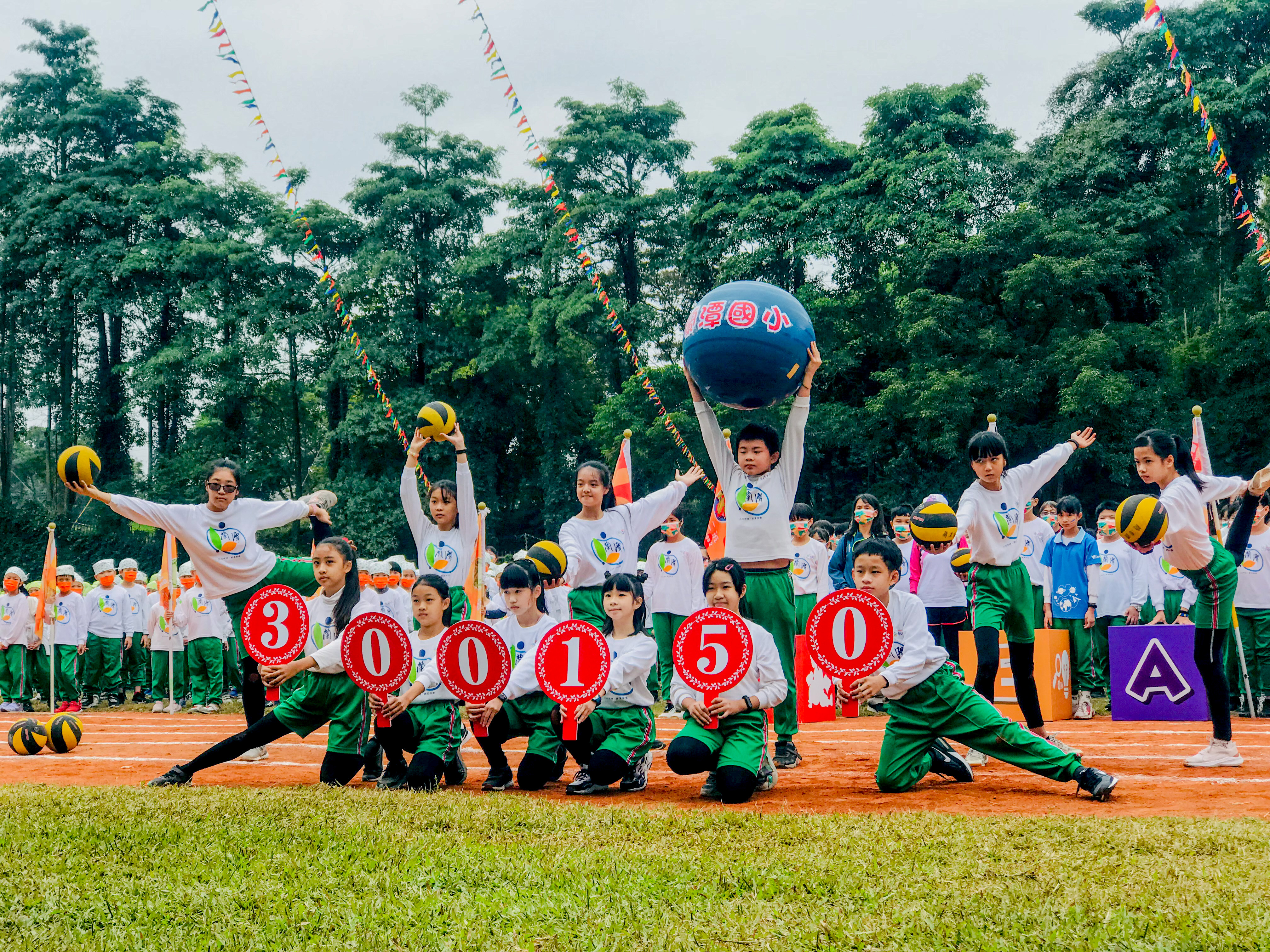 蘭潭國小學生獻上精彩的舞蹈演出，慶祝蘭潭小行星正式命名。照片陳薏安攝。