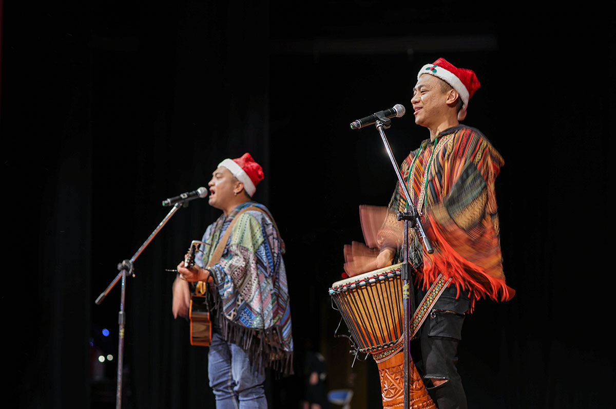 開心男團黑旋風由吉他手杜家慶（左）鼓手杜紹穎（右）所組成，為現場觀眾帶來歡樂。照片EMBA校友會提供