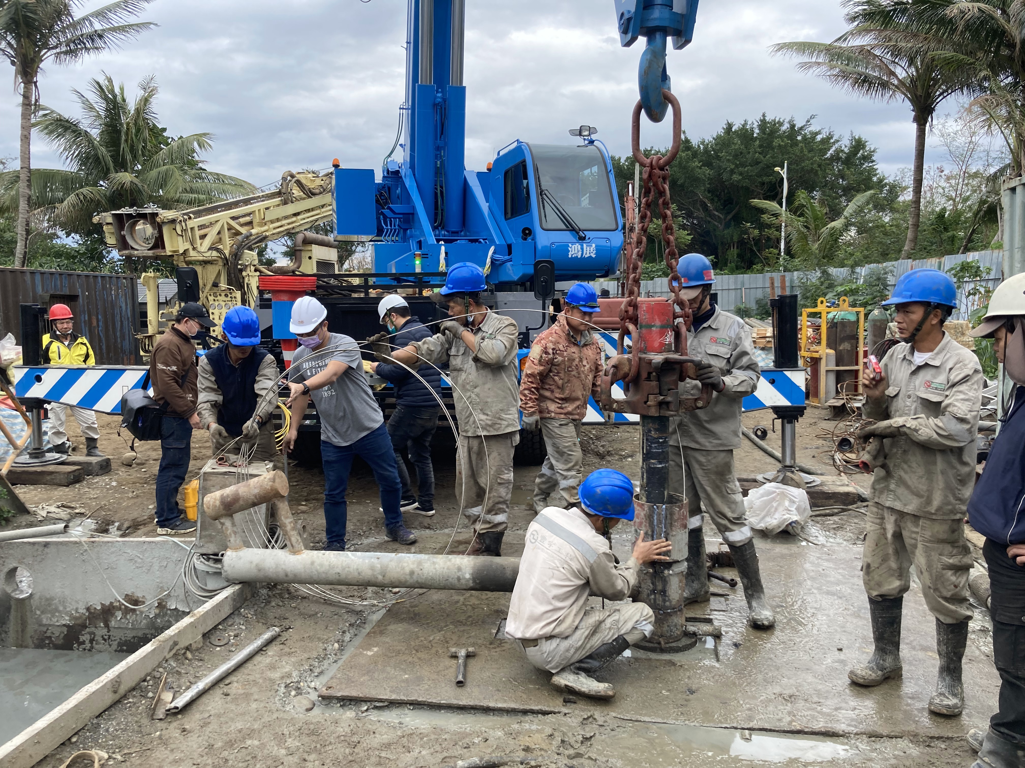 米崙地震光纖安裝,地震光纖電纜固定於套管,全長700公尺(深度),將安置於米崙斷層上盤。並另於斷層下盤處設置500公尺深光纖地震觀測站。照片由中央研究院地球科學研究所提供。照片攝於111年1月7日前。