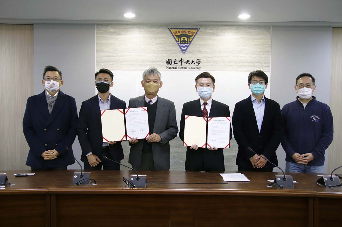 中央大學與台灣科技大學共同簽訂兩校大學社會實踐合作備忘錄，期許跨校一同為永續發展而努力。陳如枝攝
