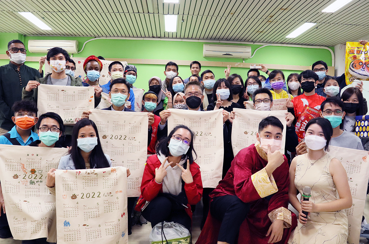 農曆年節前夕，學務處住宿服務組透過絹印年曆活動，希望帶給無法返鄉的境外生春節的溫暖。照片學務處住宿服務組提供