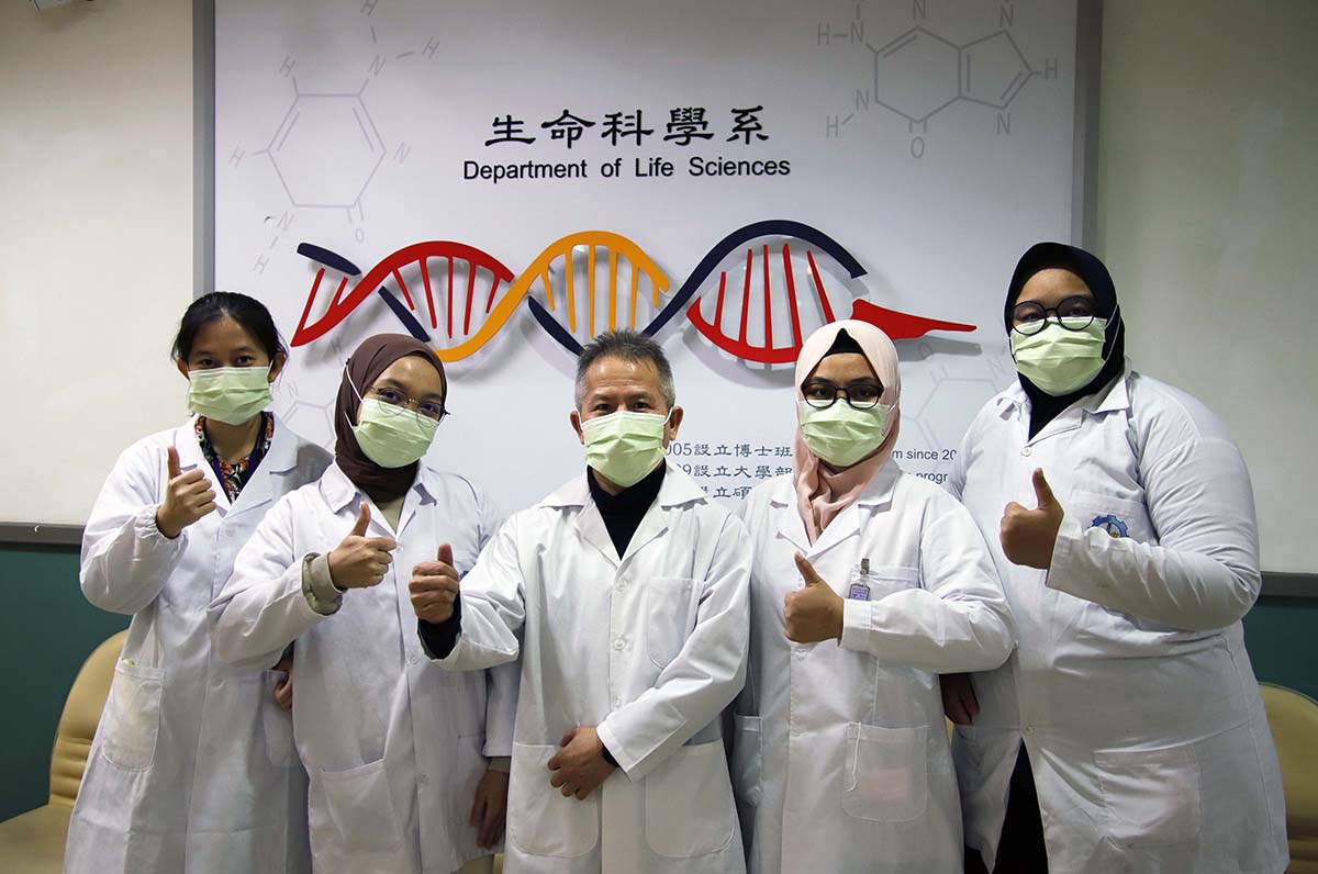 Professor Wang Chien-Chia’s team at the Department of Life Sciences, National Central University, successfully solved the mystery of how an aminoacyl-tRNA synthetase (aaRS) can accurately identify its cognate tRNA. The result was published in Nucleic Acids Research, a top international journal. Photo by Chen Ju-Chih.