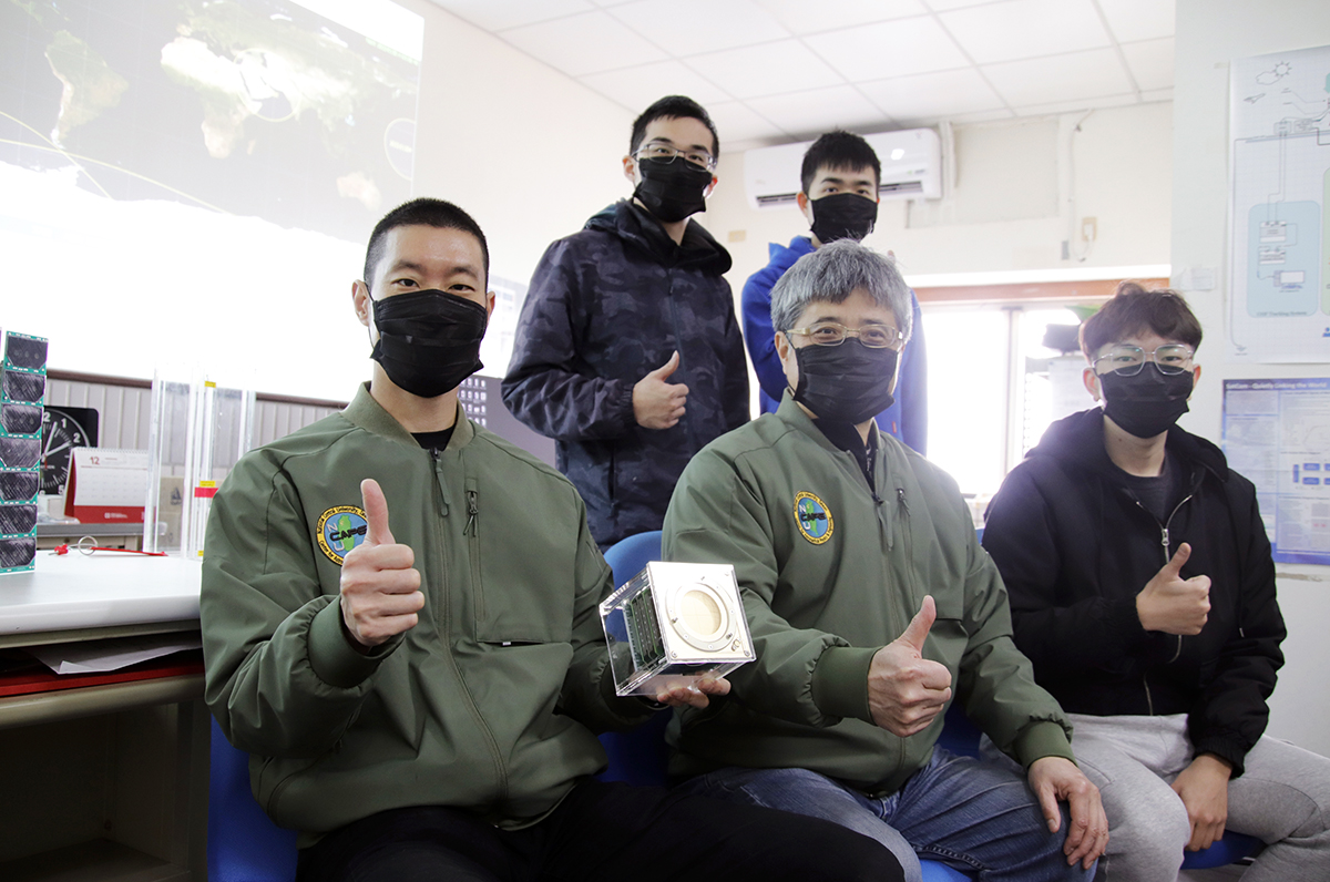 中央大學太空系張起維教授團隊參與之INSPIRESat-1衛星發射與接收成功,其中大自主研發的微型電離層探測儀(CIP)是主要科學酬載之一。陳如枝攝