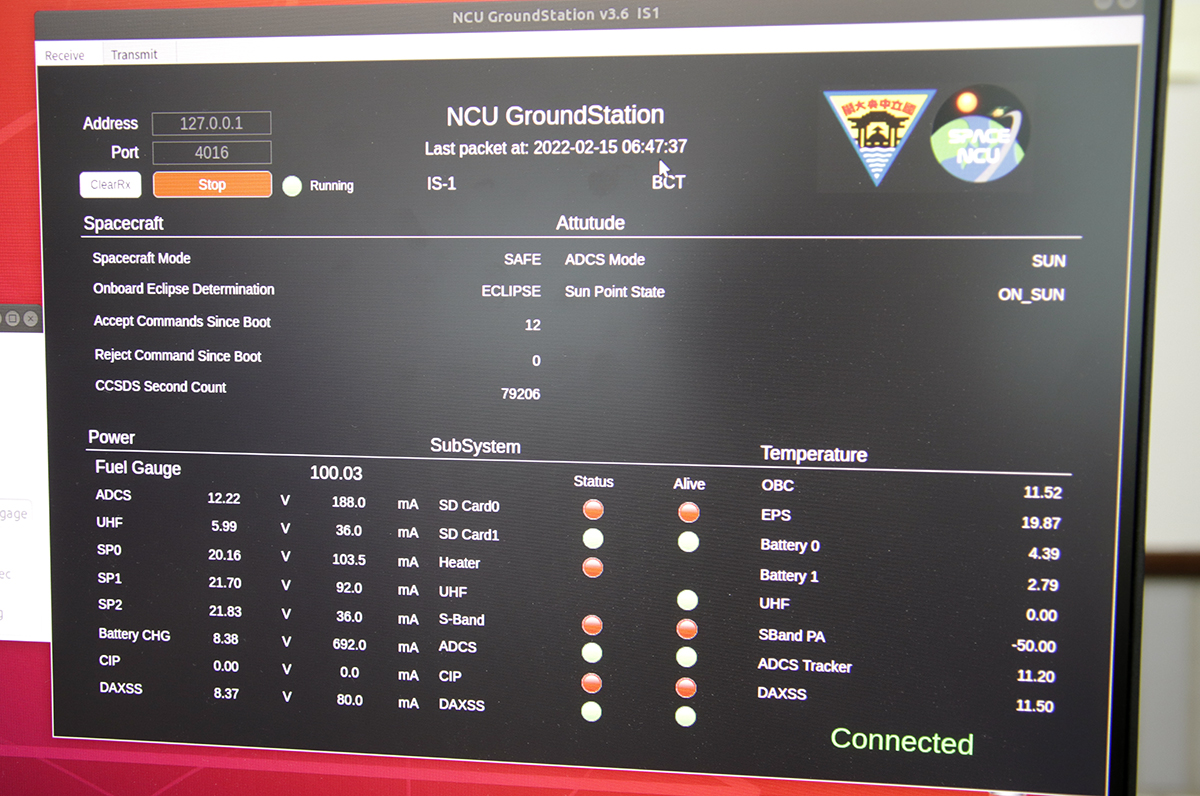 電腦即時接收的畫面顯示衛星系統飛行資料數據，代表成功接收到訊號。陳如枝攝