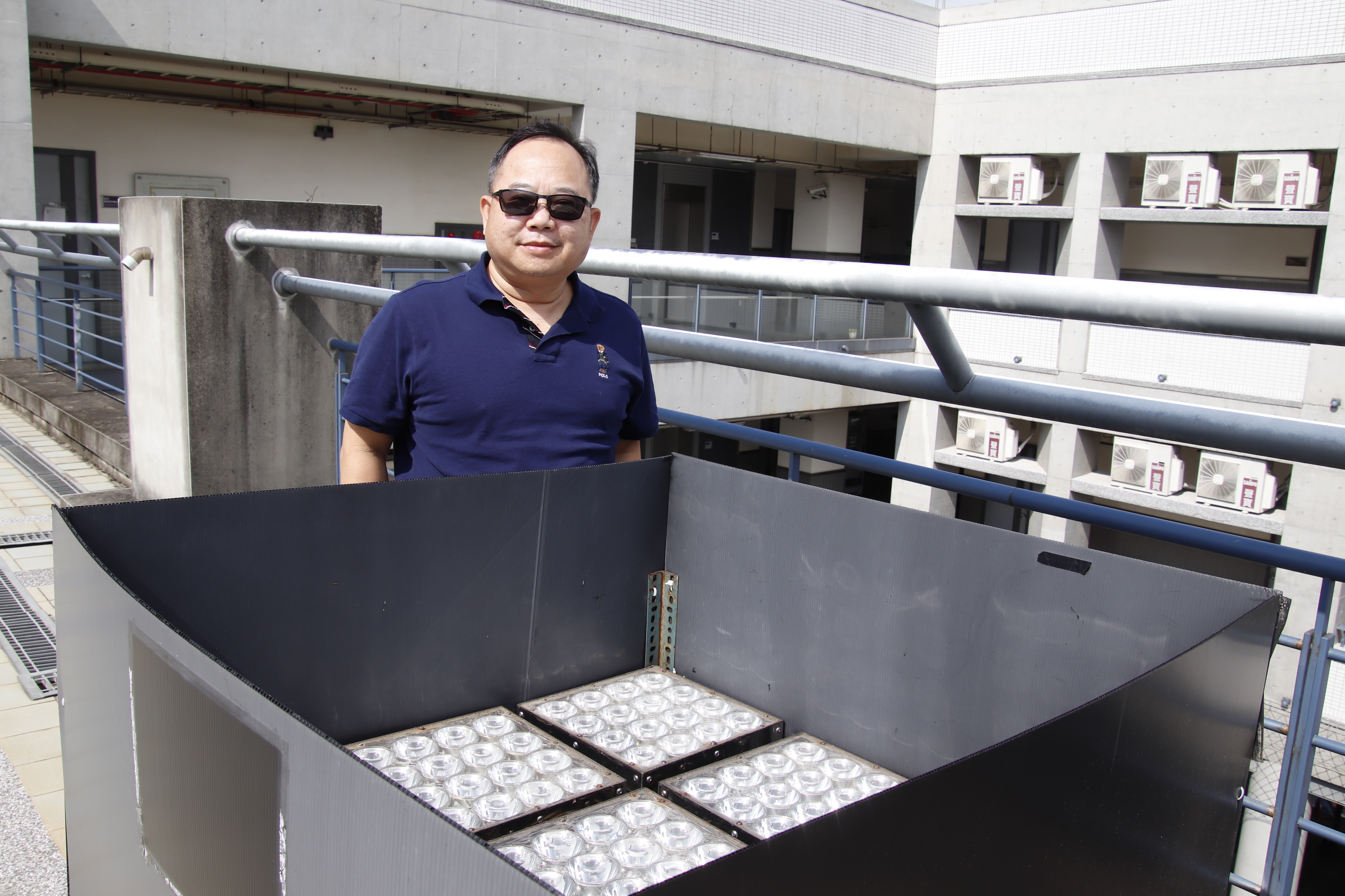 When night fell upon the campus, brilliant beams of light reached the sky from a side of the blue track and field stadium at NCU, attracting many people’s attention. The research team led by Professor Ching-Cherng Sun from the Department of Optics and Photonics at NCU developed an LED device, which could project the LED beam that could reach a distance up to 12 kilometers. Their research result was published in an SCI journal, Crystals.