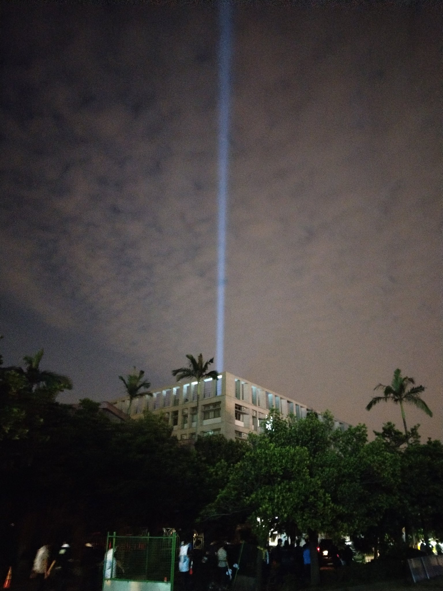 光電系孫慶成教授團隊所設計LED光束，投射距離可長達12公里之遠，直達天際。照片孫慶成教授提供