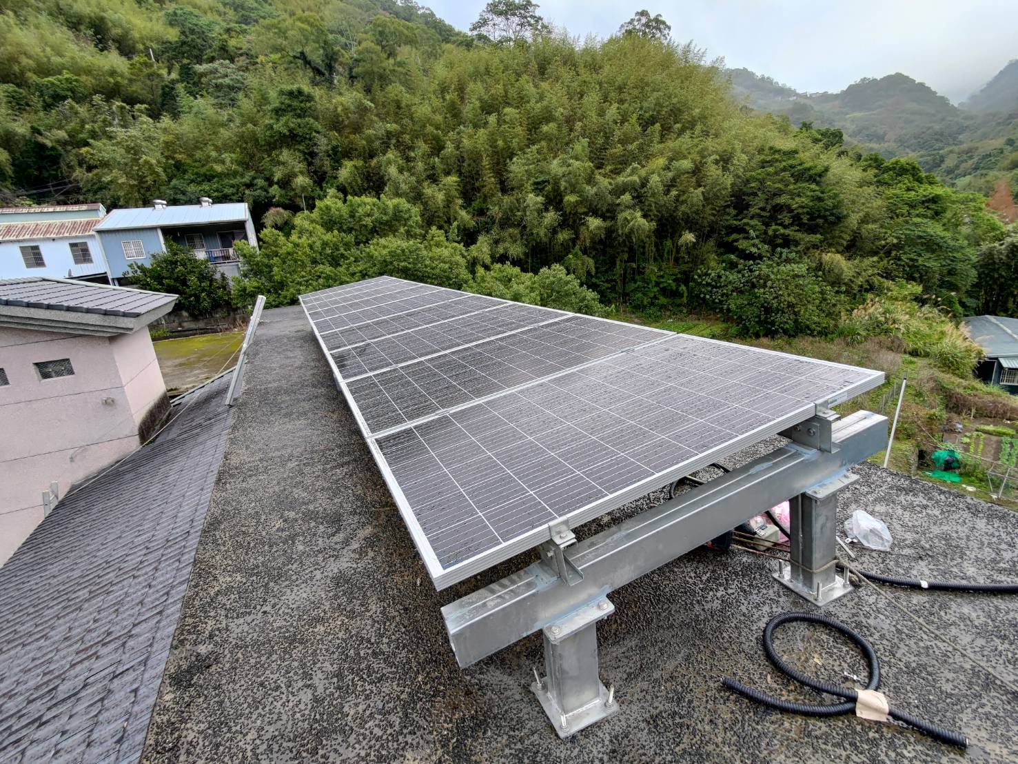 偏鄉微電網示範系統太陽能板。照片工學院提供。