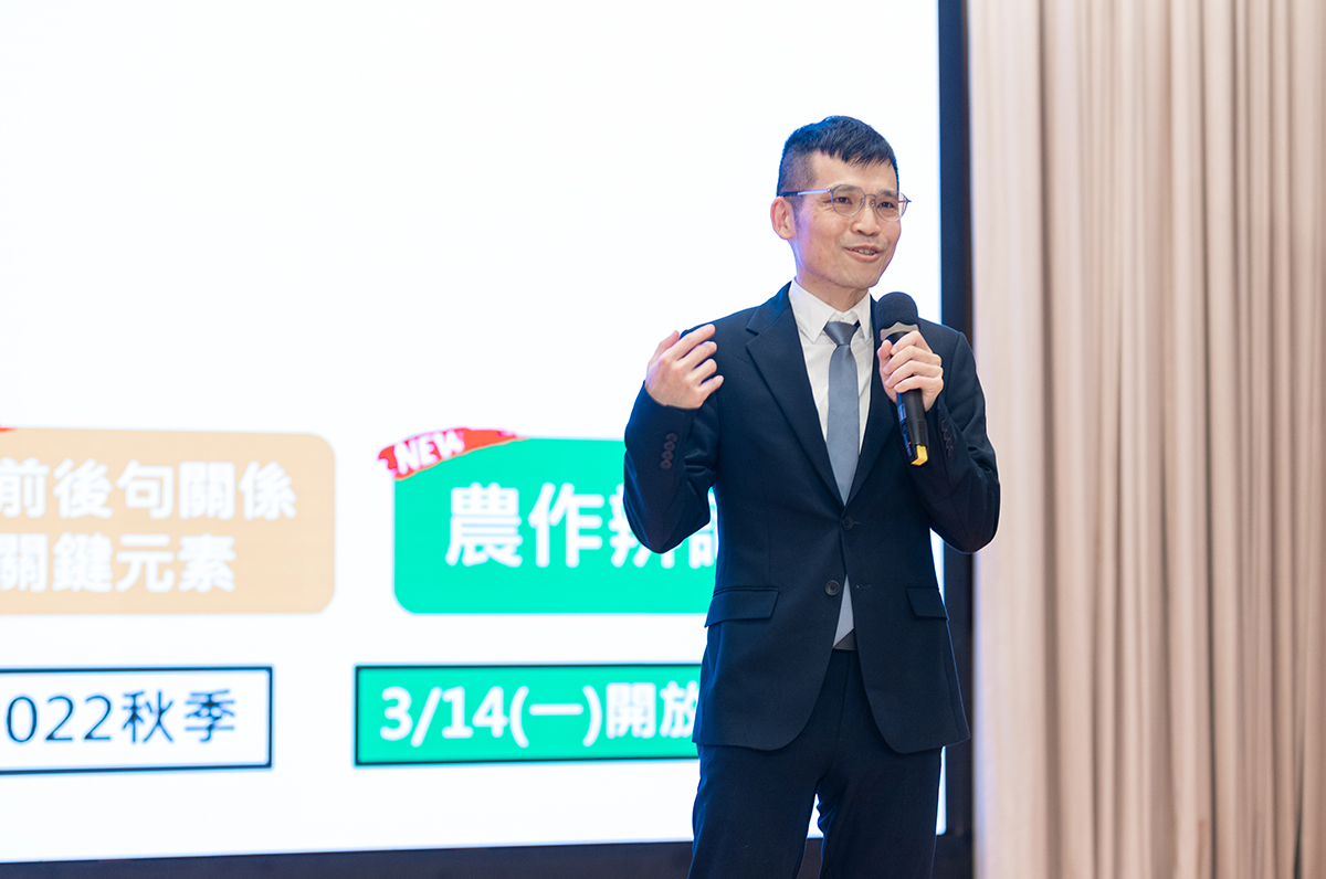 資工系蔡宗翰教授以計畫辦公室主持人的身份，為AI CUP 2021頒獎典禮開場。廖靖皇攝