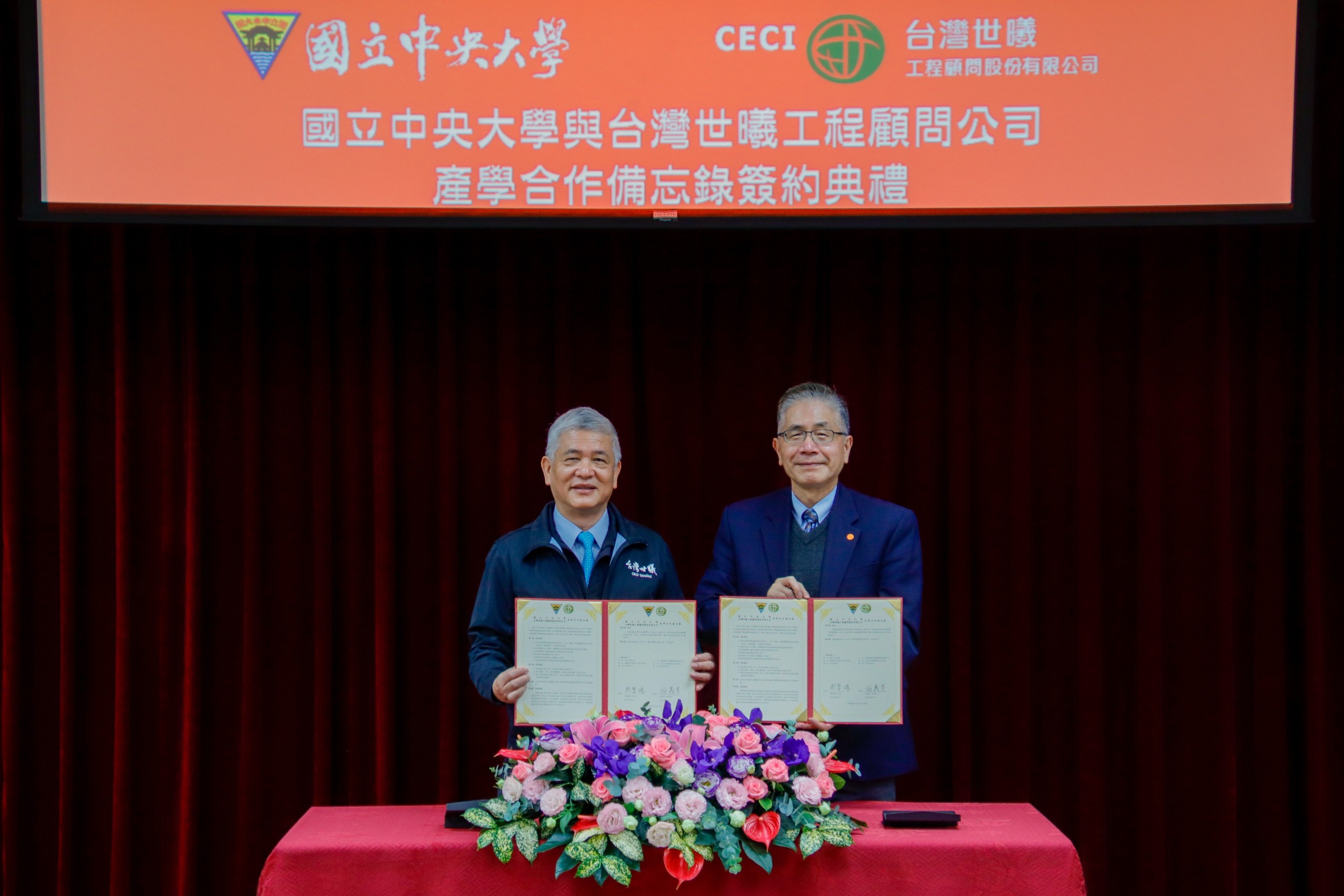 國立中央大學校長周景揚(右)與台灣世曦工程顧問股份有限公司董事長施義芳共同簽署「產學合作備忘錄」。陳薏安攝。