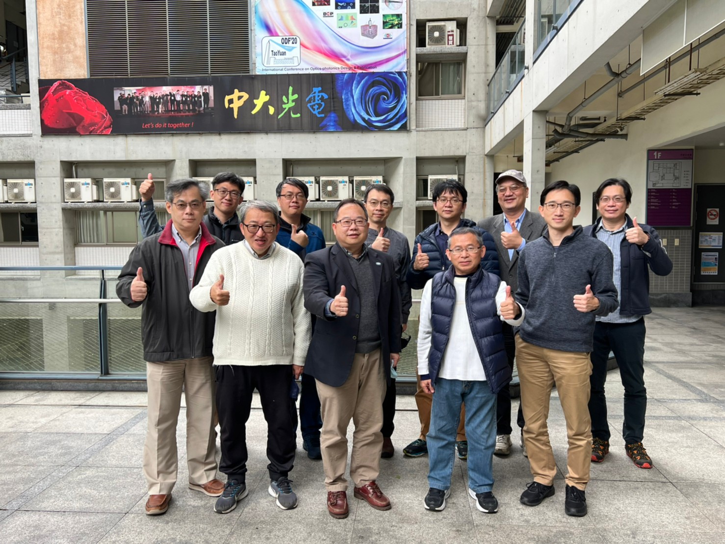 集結5校11位教授組成的研究團隊,展示了台灣首次以體積全像光學元件完成的MR眼鏡全彩導光元件。照片光電系提供。
