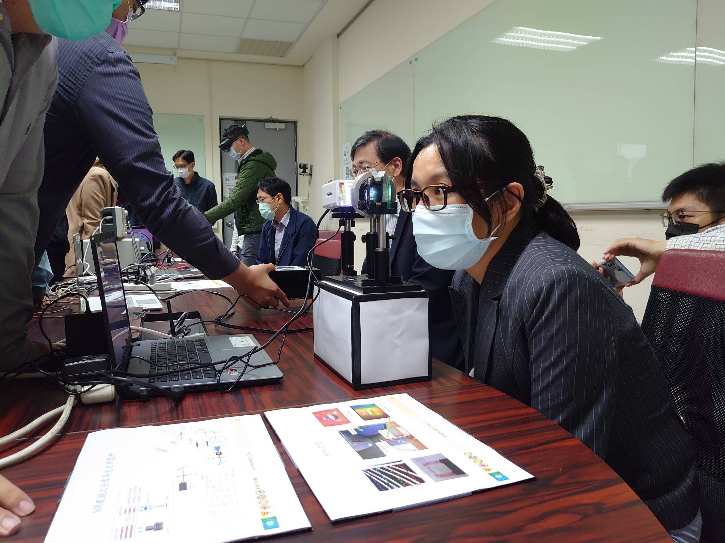 於計畫年度的訪查中展示多項技術時,來訪學者皆親自進行視覺體驗。照片光電系提供。