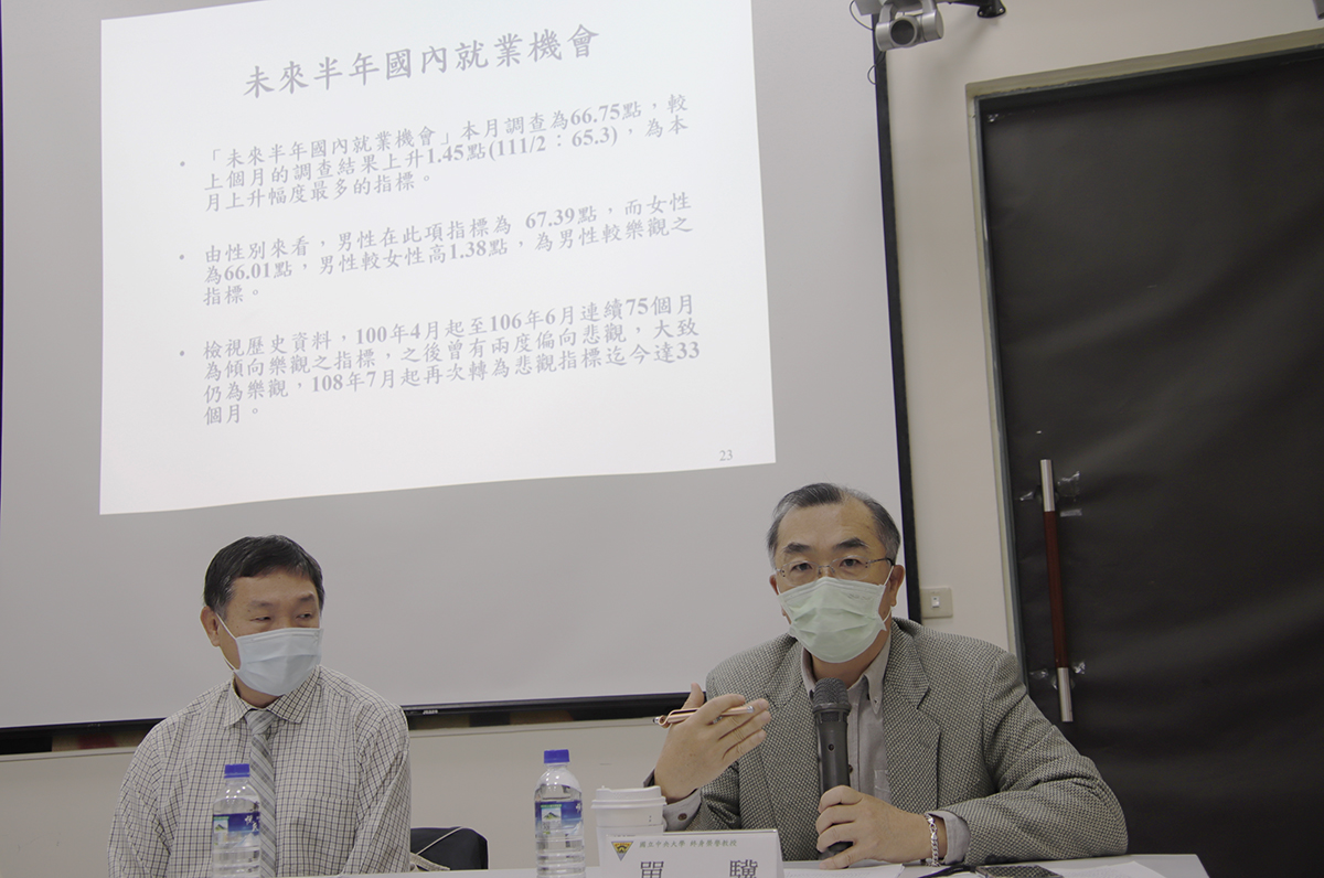 中央大學終身榮譽教授單驥針對烏俄戰爭的國際局勢，分析對整體經濟和未來半年國內就業機會之影響。陳如枝攝