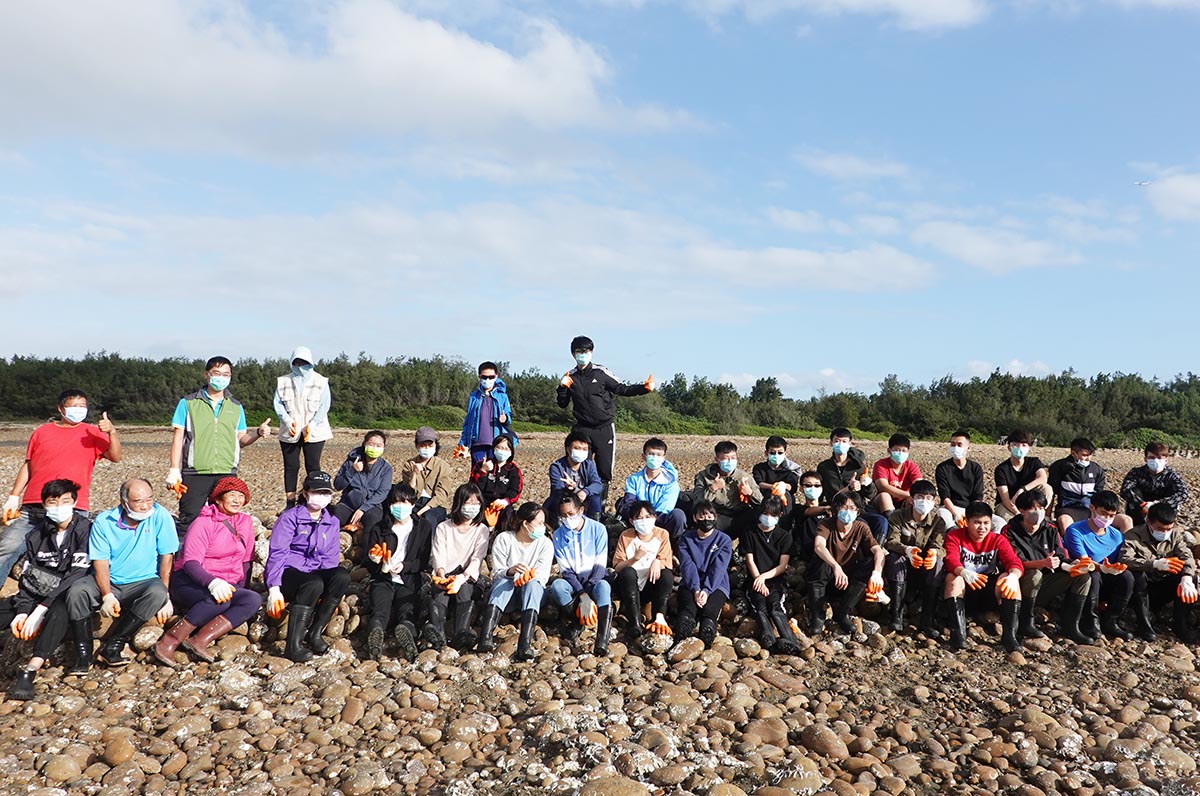 中大USR計畫至新屋海岸修護石滬，促進海岸環境永續共生。照片桃海三生計畫團隊提供
