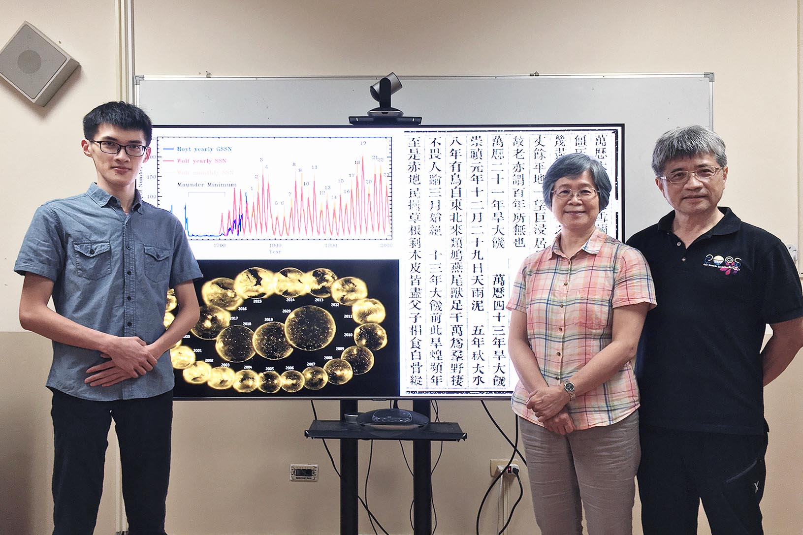 中央大學太空系博士生李柏翰(左)在太空系劉正彥教授(右一)和統計研究所陳玉英教授(右二)指導之下,從二十五史中一窺氣候與環境之變遷,成果刊登於《地球科學通訊》(Geoscience Letters)。劉天祺攝