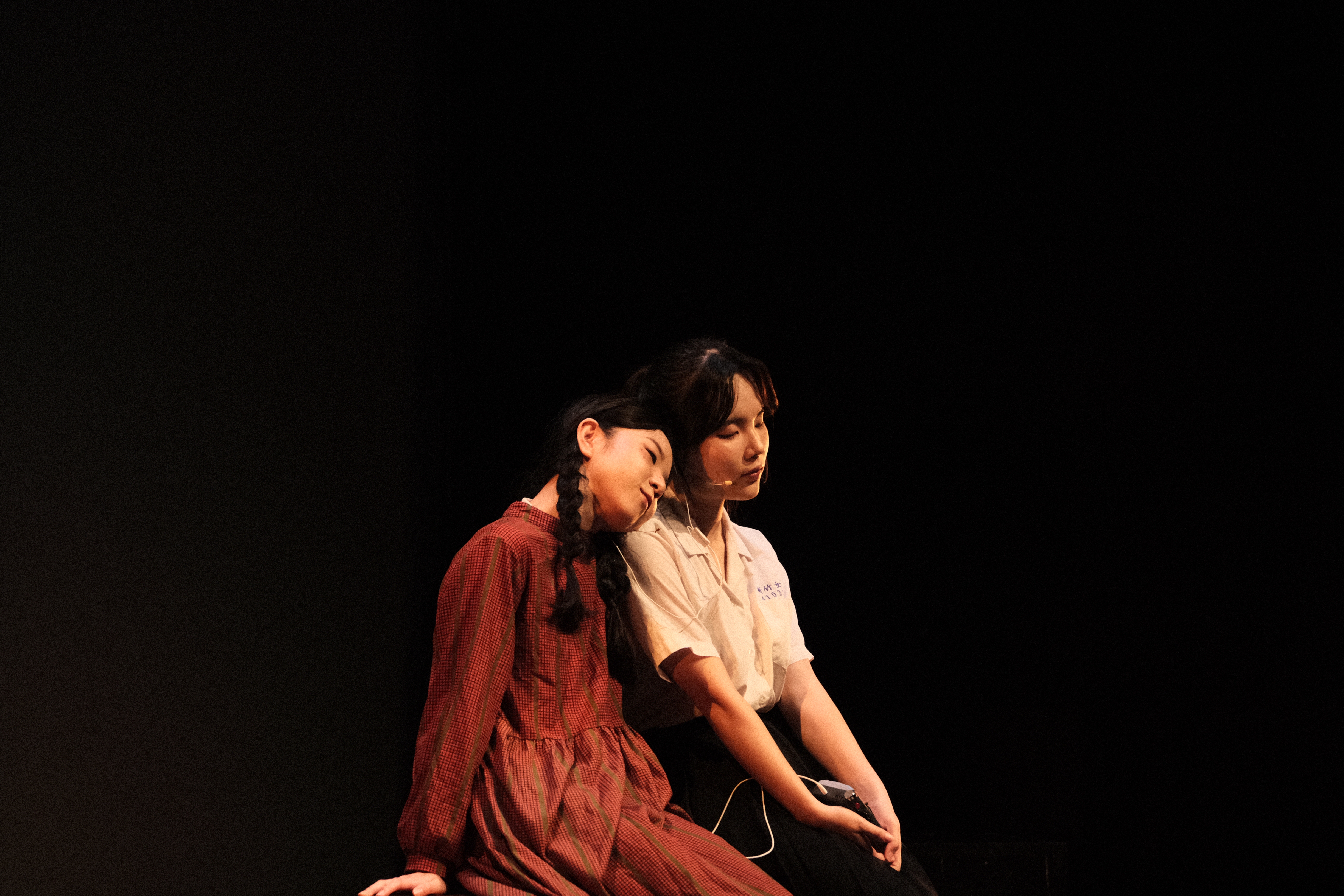 中文系畢業公演演出劇照。左為娃娃（莊雅筑飾），右為夏安（郭瑞雅飾）。中文畢業公演團隊提供。