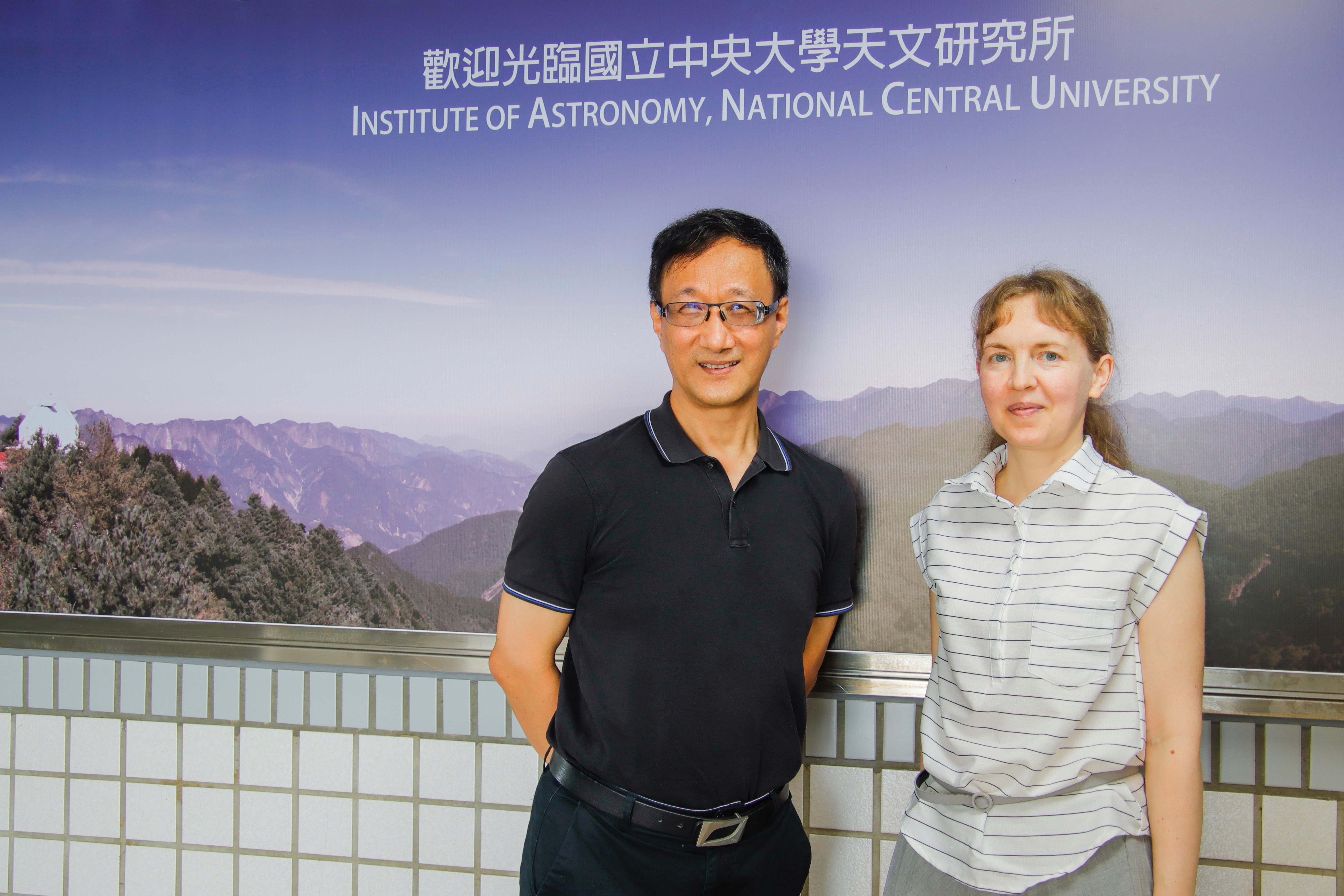 中央大學天文研究所黃崇源教授(左)與柯伊娜助理研究學者共同發表最新天文研究發現,並登上《天文物理期刊通訊》(The Astrophysical Journal Letters)。陳薏安攝。