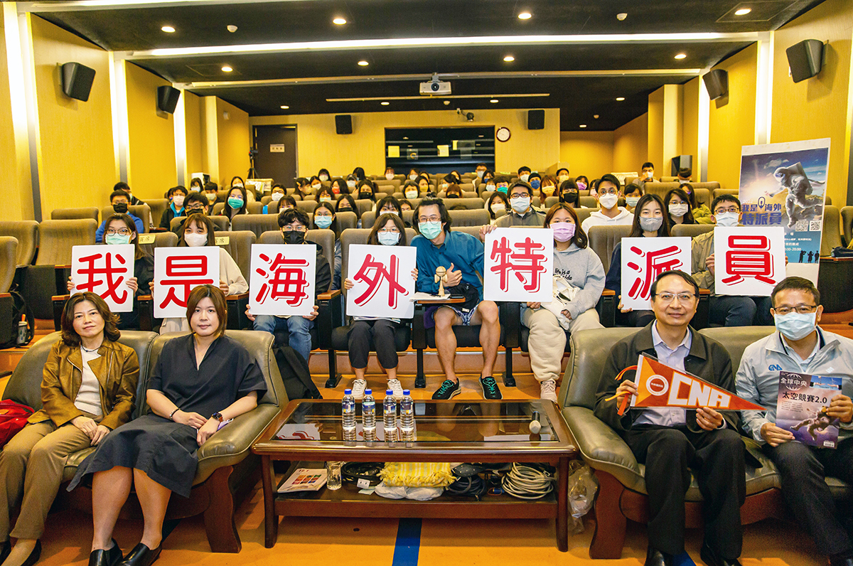 The “Seminars on Journalism” held by the Office of Secretariat was combined with the lecture tour “I Am a Foreign Correspondent” initiated by the Central News Agency (CNA). The lecture attracted many students. Photo: Kuo Shi-Sheng