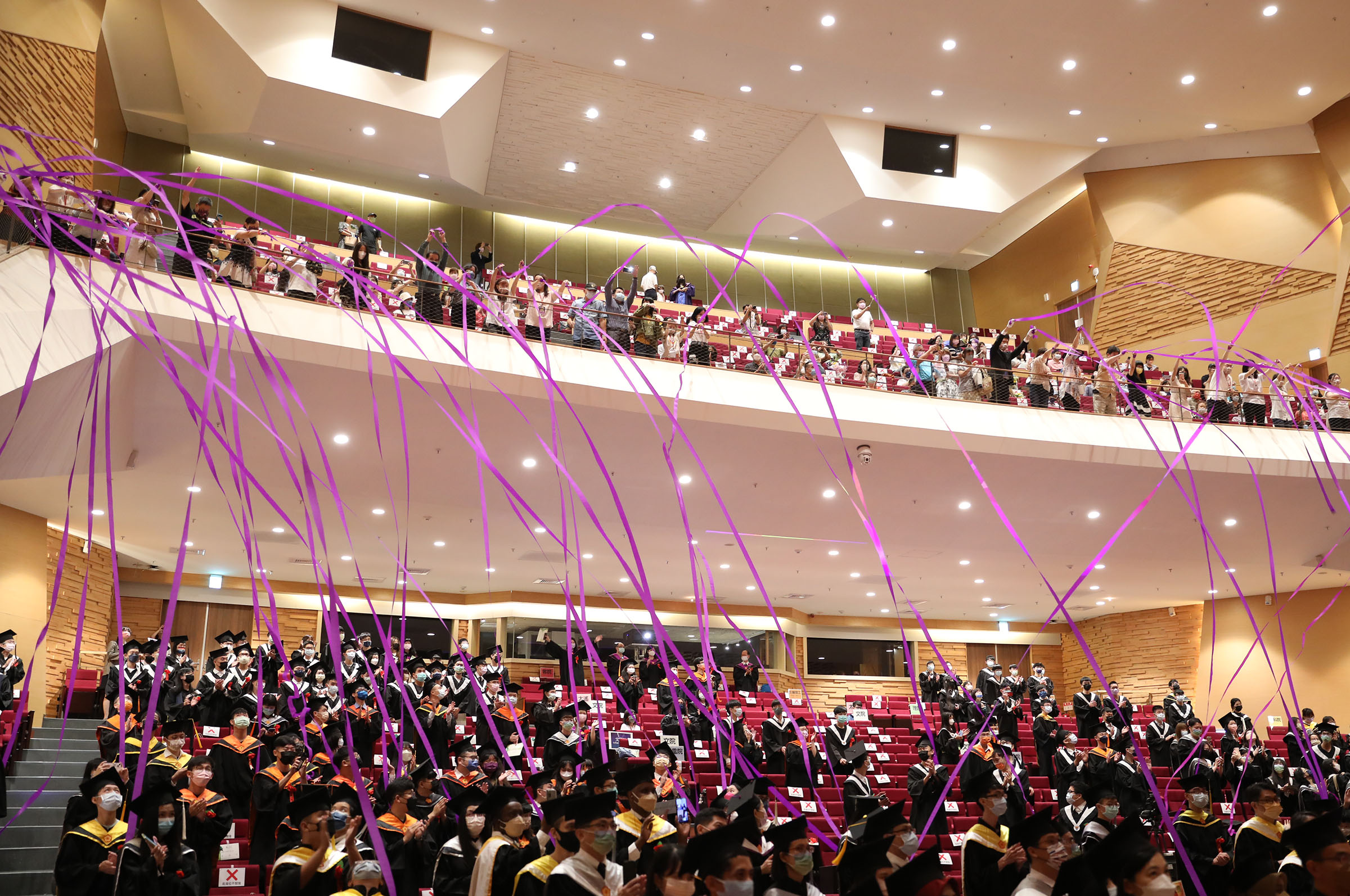 中央大學畢業典禮壓軸，由二樓拋出紫色彩帶，帶給全場畢業生大驚喜。照片課外組提供