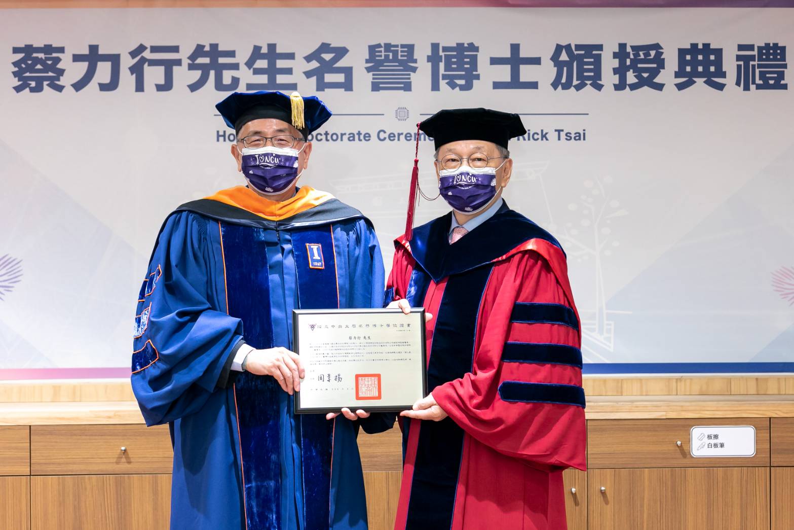 Dr. Rick Tsai (right) receives the NCU Honorary Doctorate certificate from NCU President Dr. Jou Jing-Yang (left).  Photo courtesy: MediaTek Inc.