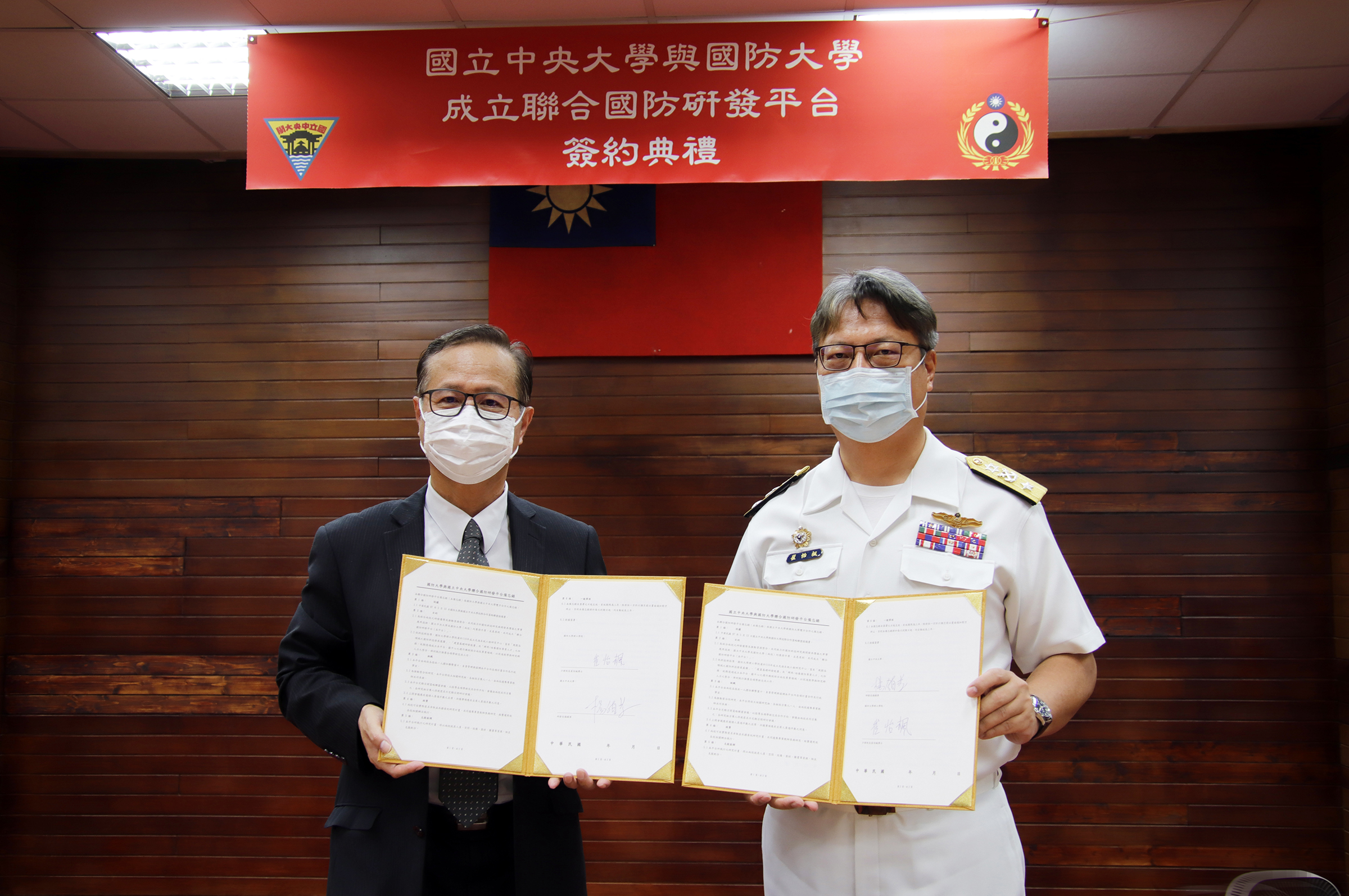 中央大學與國防大學締約合作,由中央大學研發長楊鎮華(左)與國防大學理工學院院長崔怡楓(右)代表簽約。陳如枝攝