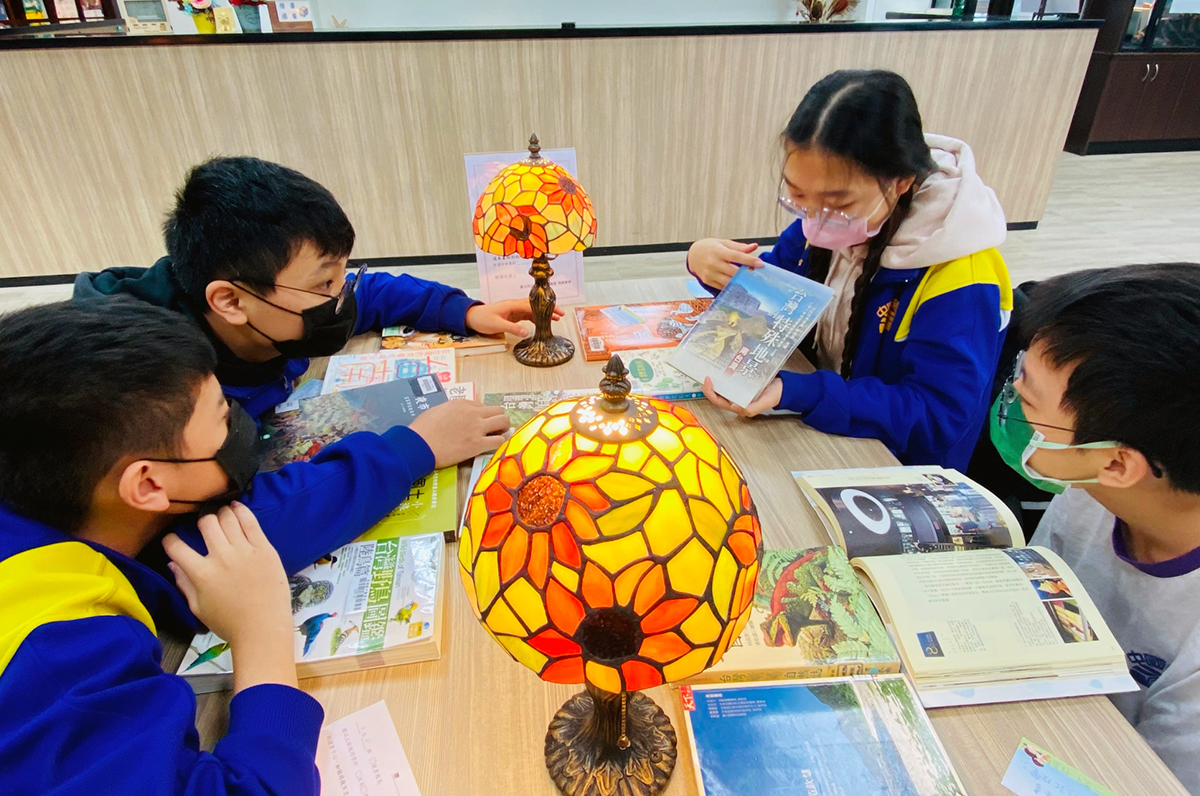 中央大學研究團隊推動中文「明日閱讀」十多年，從學校閱讀延伸至家庭閱讀，迄今已推廣至全臺1,600多所中小學。未來將進一步推動「明日英文閱讀」， 建構終身雙語閱讀社會。照片網學所提供