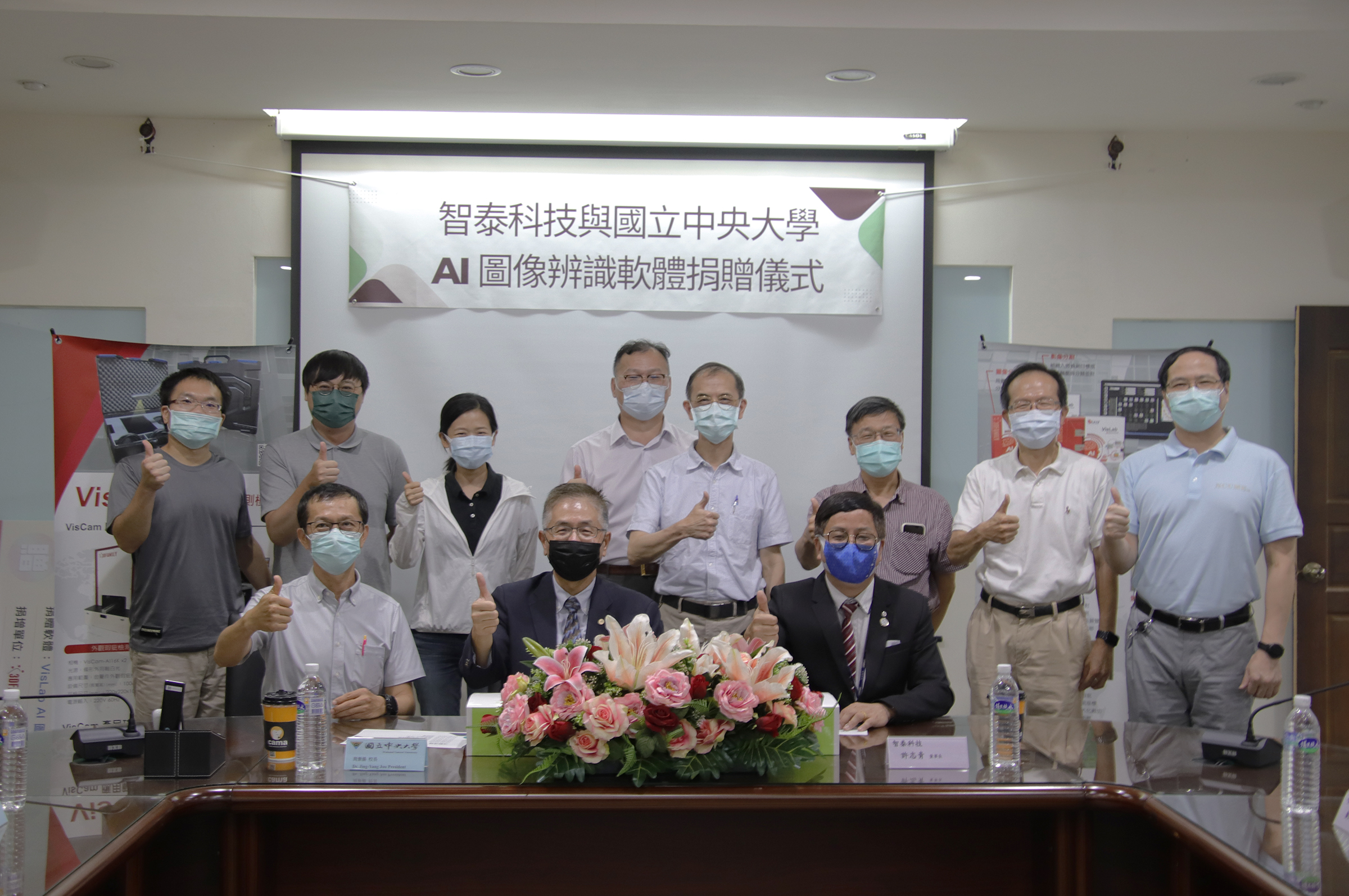 中央大學機械系在李朱育主任(第一排左一)的帶領下,機械系多位師長出席見證這項捐贈儀式。陳如枝攝