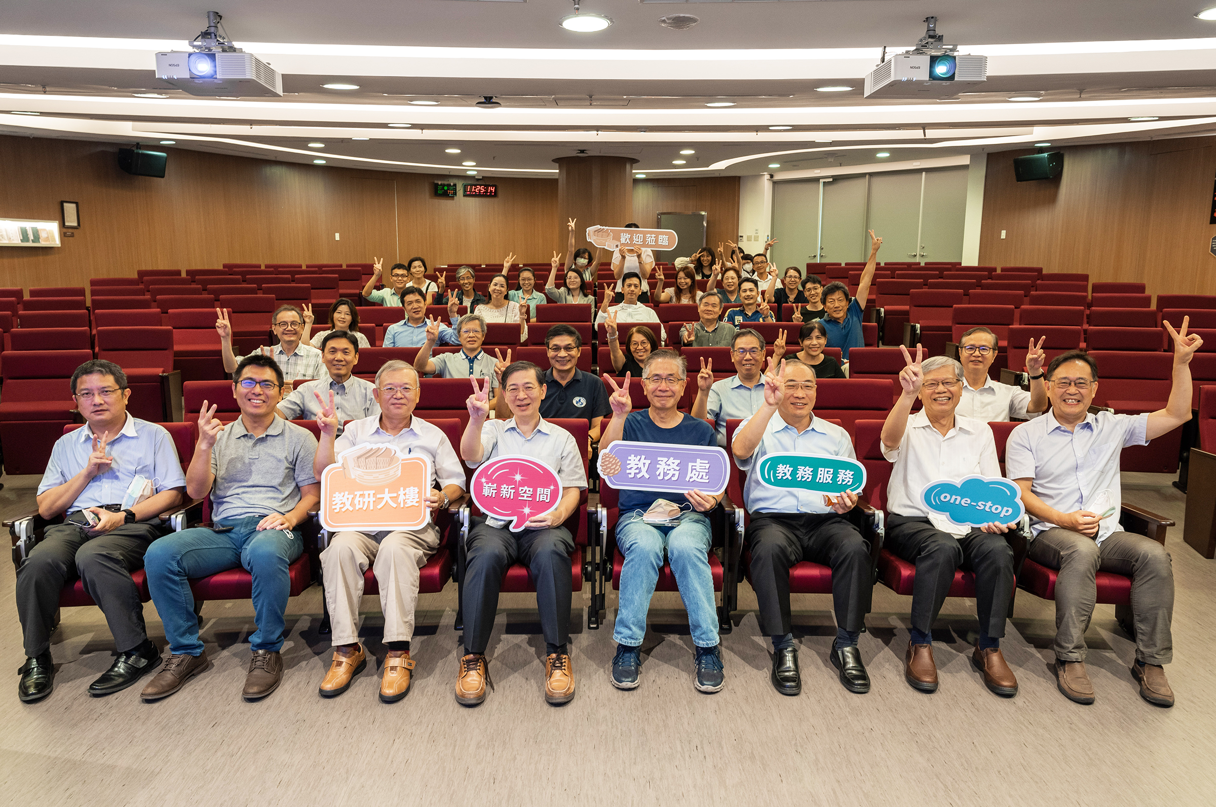 中央大學校長周景揚暨主管親臨參與教務處喬遷之喜。照片教務處提供