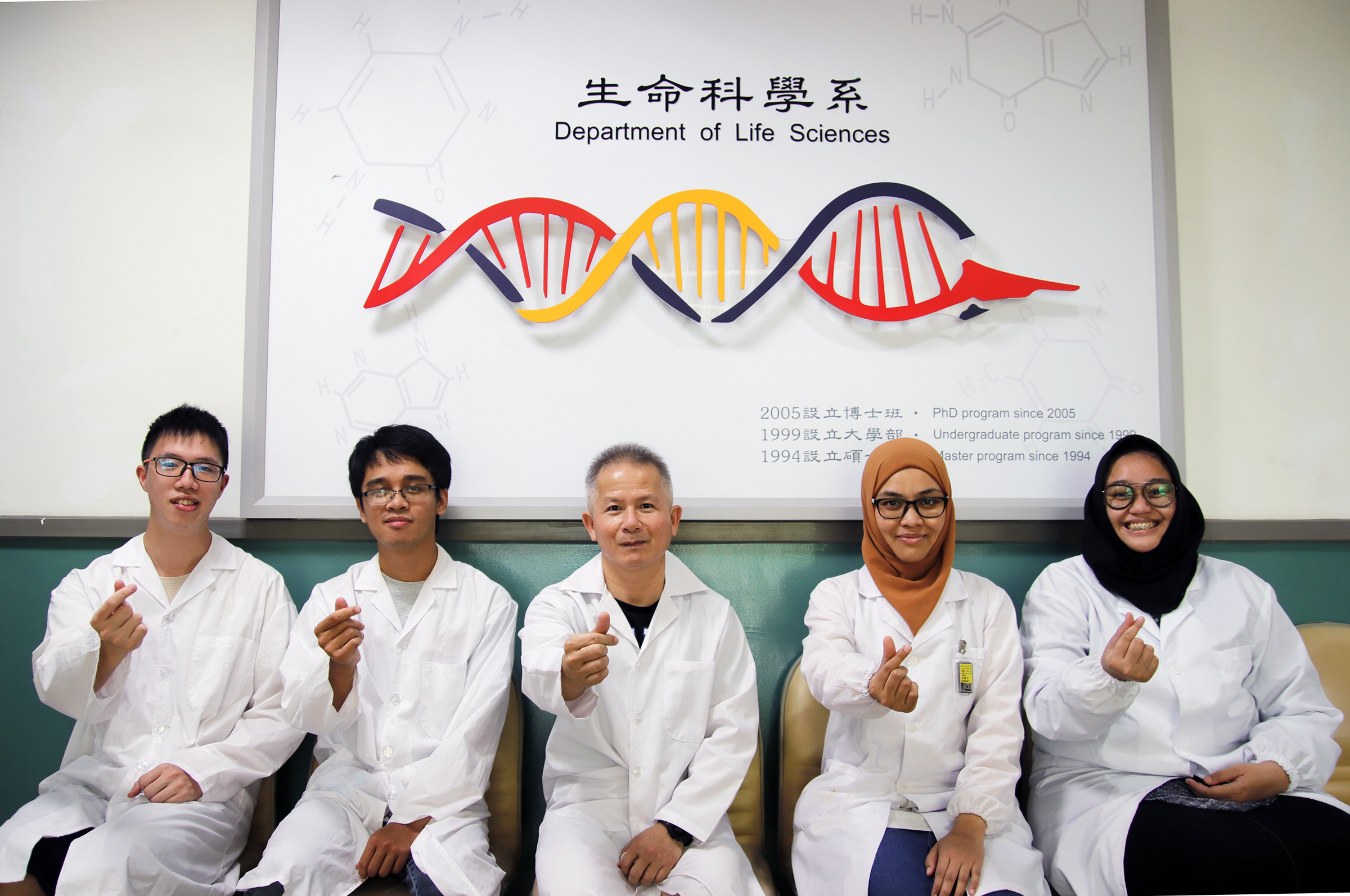 中央大學生命科學系王健家教授(中) 團隊提供新證據，有助於解開小腦萎縮症的致病機制，成果刊登於國際頂尖期刊《核酸研究》。陳如枝攝