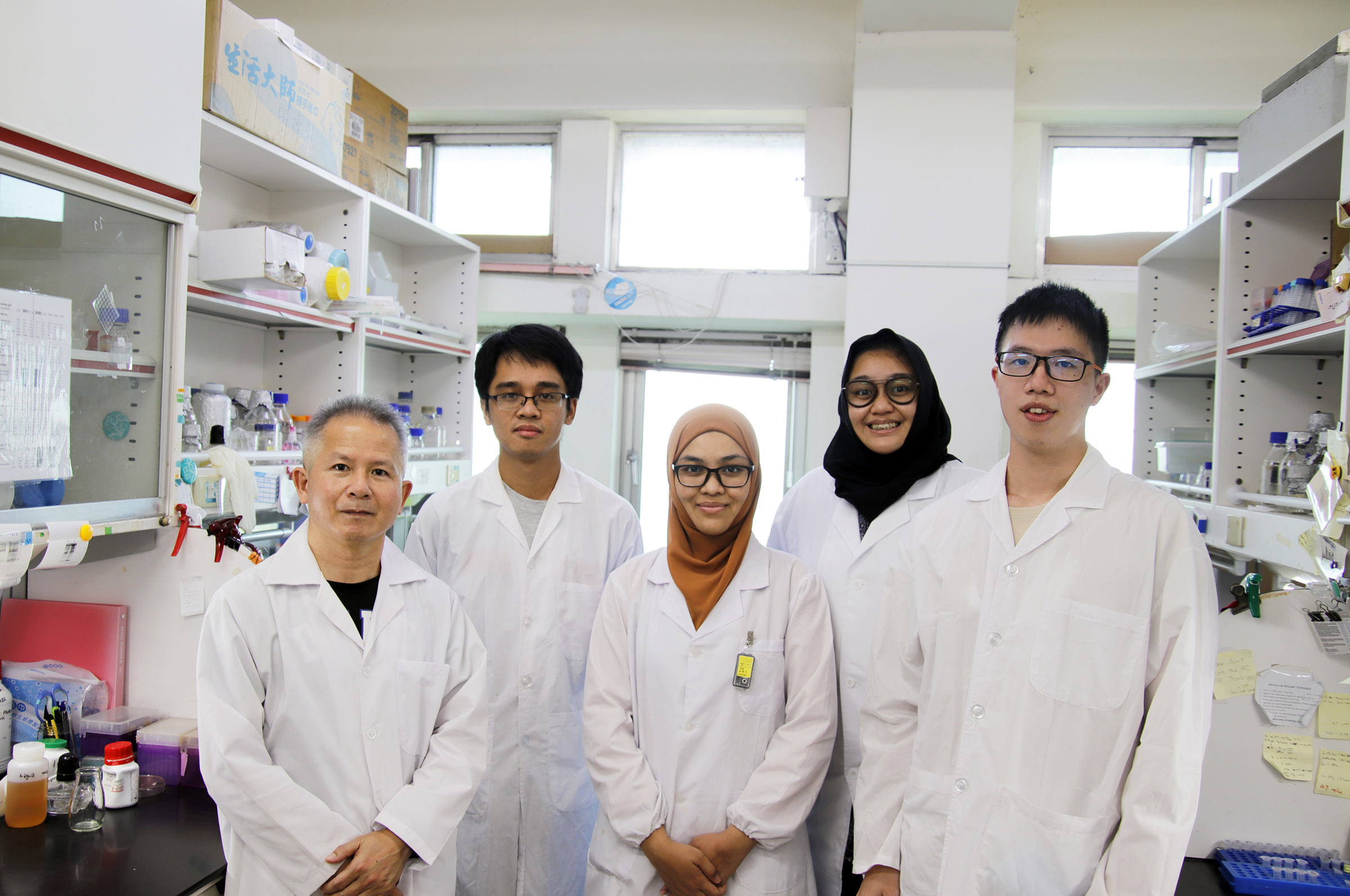 王健家教授團隊集合了優秀的本地與外籍學生，成果已第二次登上國際頂尖期刊《核酸研究》。陳如枝攝